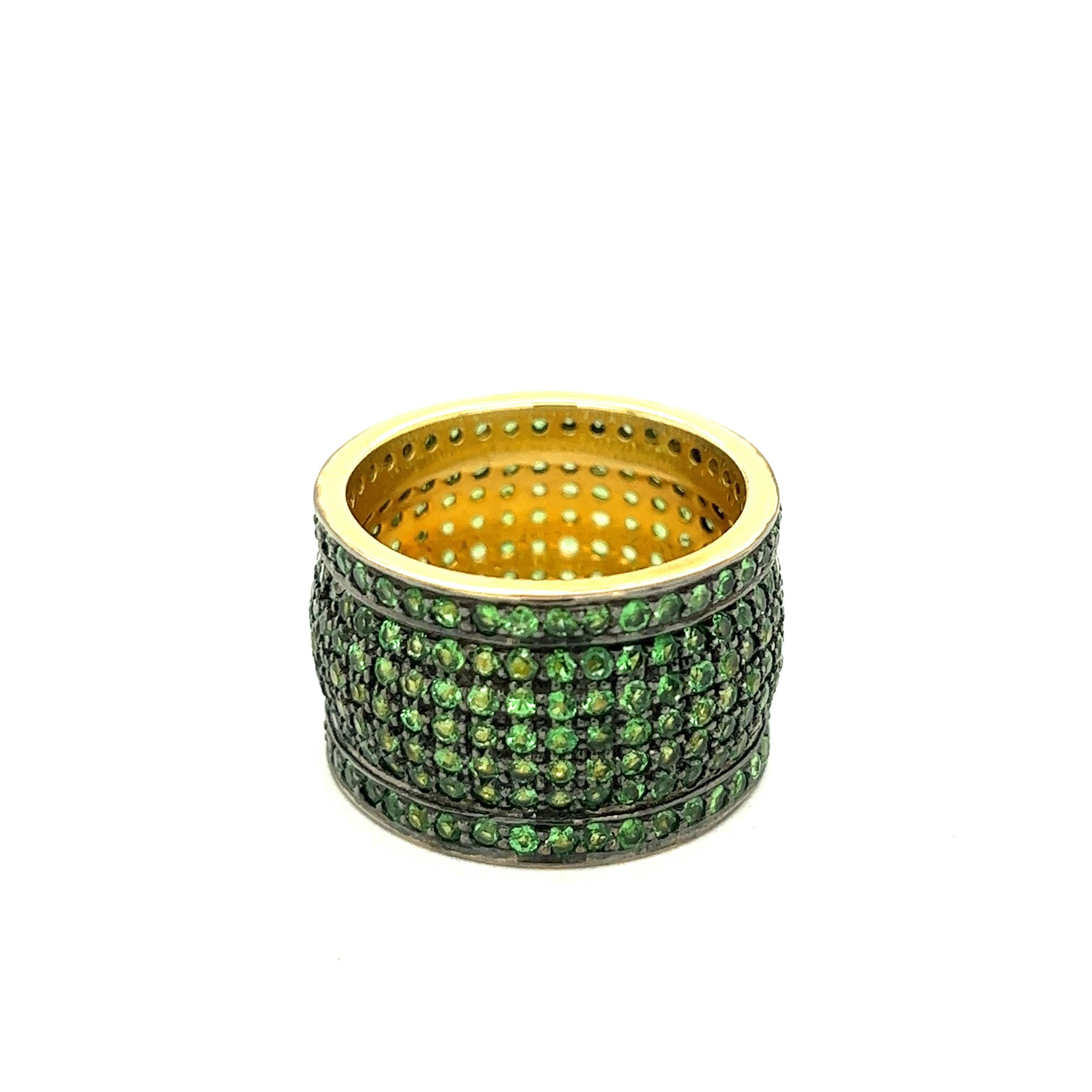 Green Garnet 14k Yellow Gold Band Ring In Excellent Condition For Sale In New York, NY