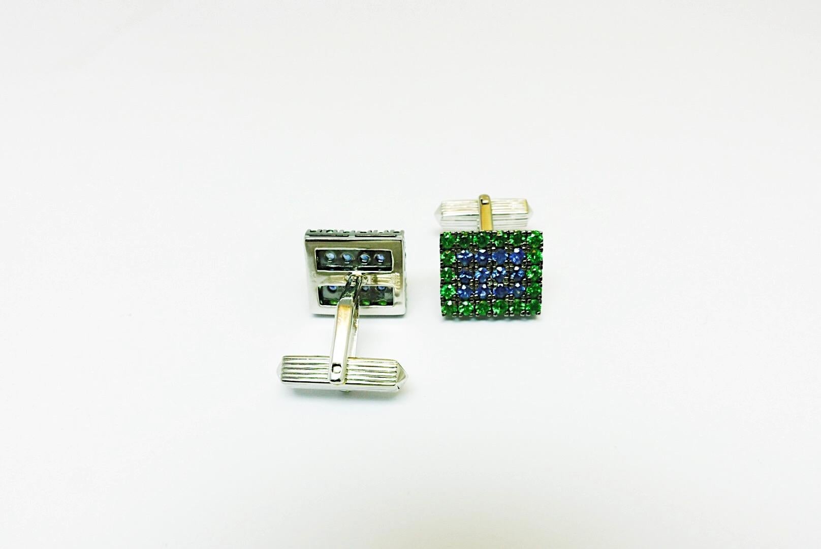 Rectangular cufflinks in white gold set with blue sapphires surrounded with green garnets (Tsavorite). 
Weight : 19,2 grs