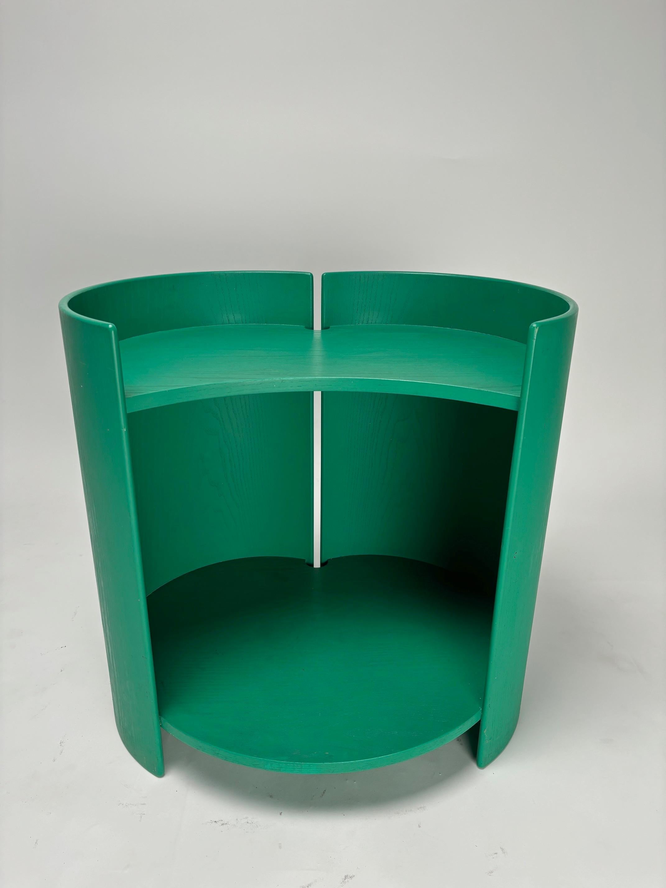 Impresionante mesa de centro / mesillas de noche de color verde, modelo Gea, diseñada por Kazuhide Takahama para Gavina 1960. Forma escultórica de madera curvada. 

El color verde, absolutamente original, es uno de los más raros y originales del