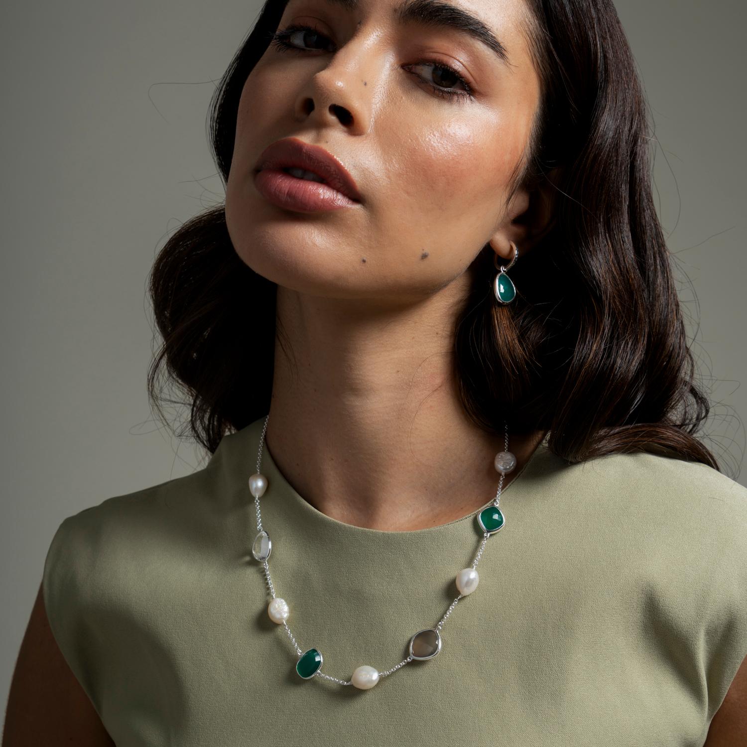Round Cut Green Gemstone & Baroque Pearl Pebble Necklace In Sterling Silver For Sale
