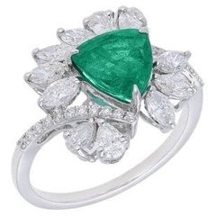 Anillo de cóctel con gema verde, esmeralda natural talla trillón en oro blanco de 18 quilates