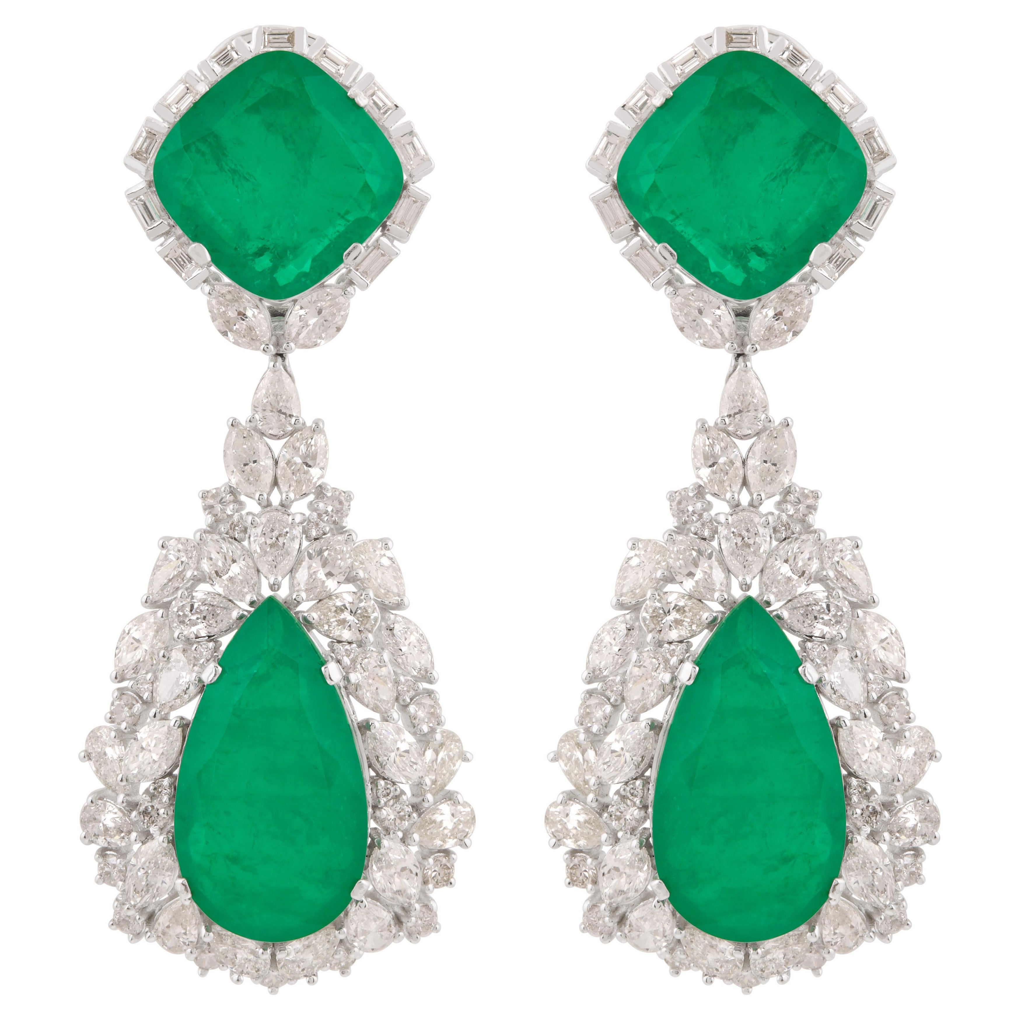 Orecchini a pendente con diamanti e gemme verdi in oro bianco 14 carati Gioielli di pregio in vendita