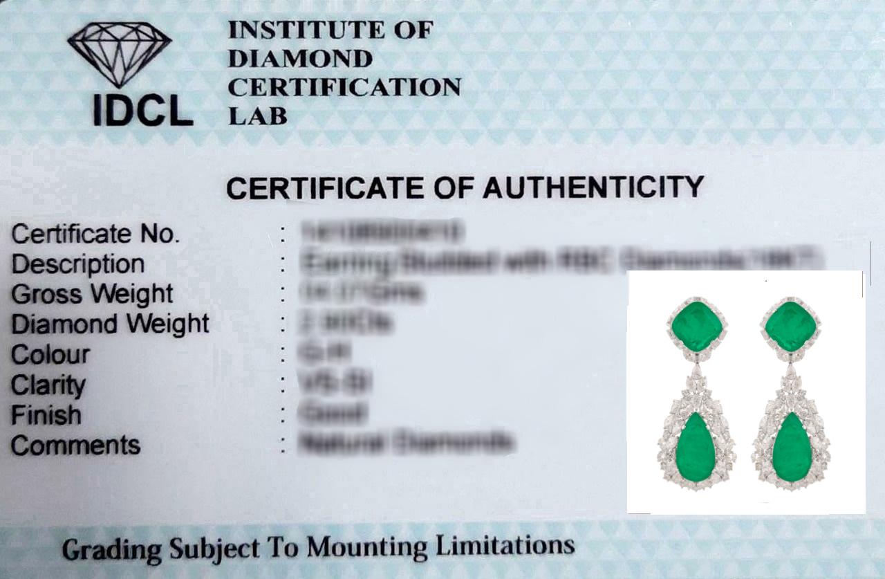 Taille mixte Boucles d'oreilles pendantes en or blanc 18 carats avec pierres précieuses vertes et diamants. en vente