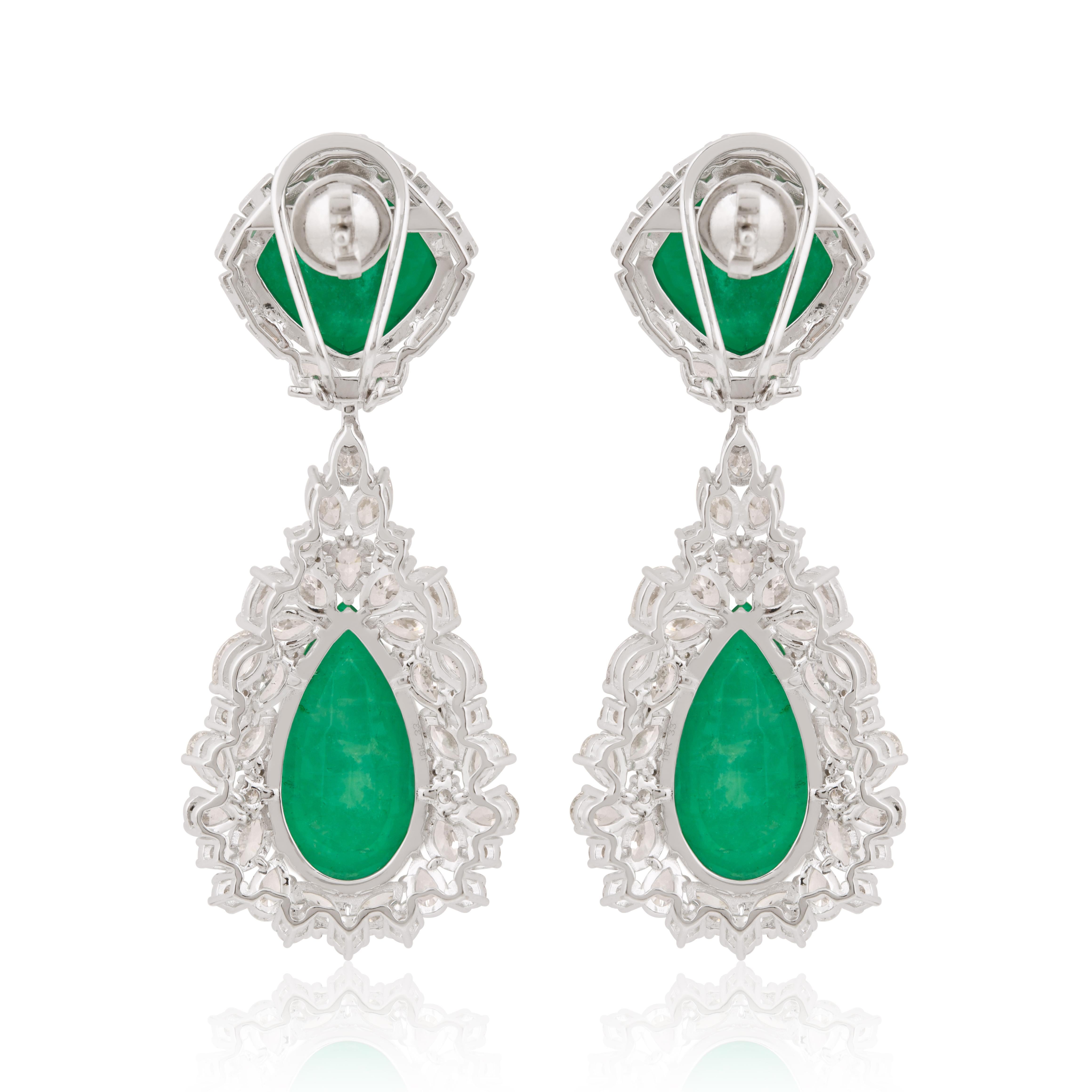Boucles d'oreilles pendantes en or blanc 18 carats avec pierres précieuses vertes et diamants. Neuf - En vente à Diera, Dubai