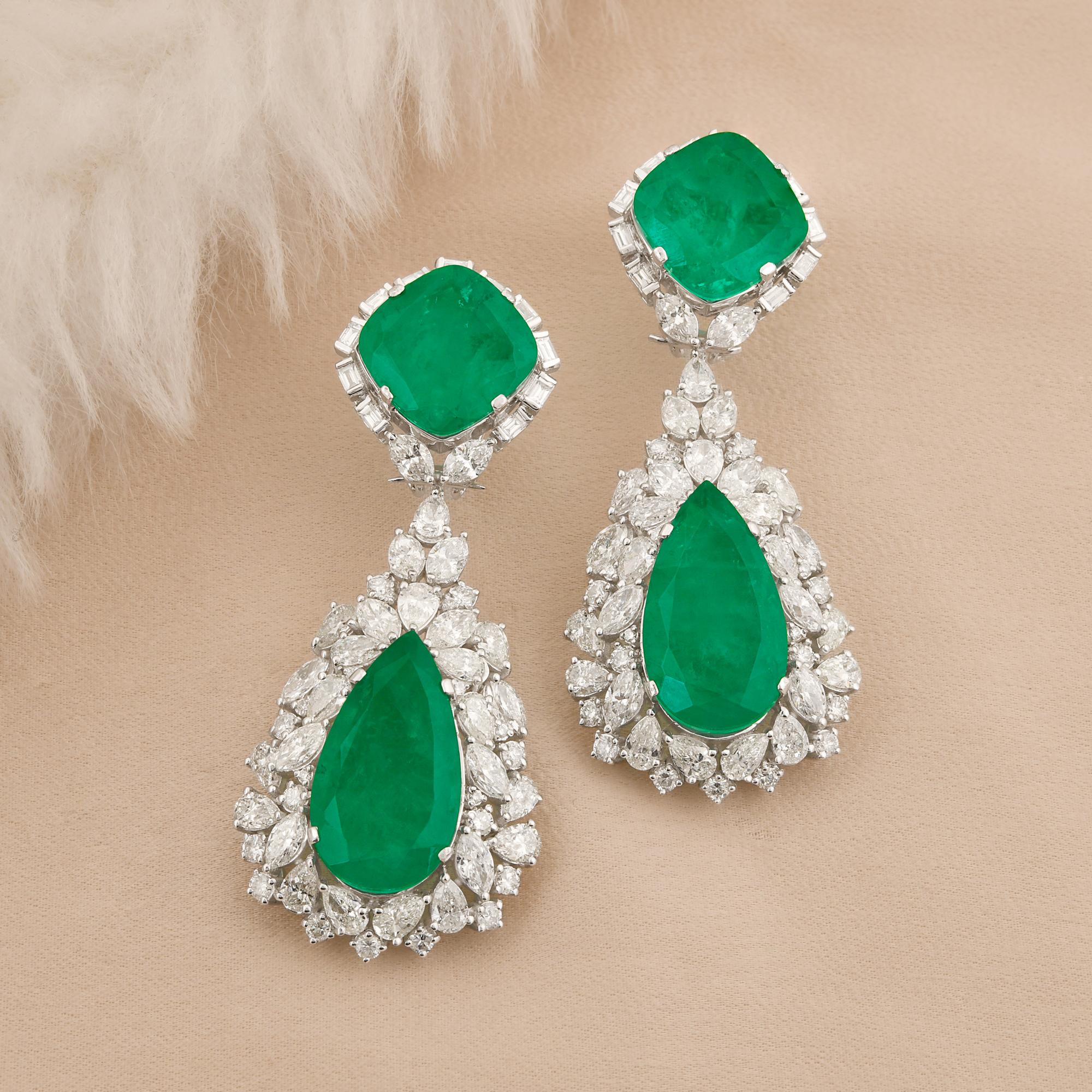 Boucles d'oreilles pendantes en or blanc 18 carats avec pierres précieuses vertes et diamants. Pour femmes en vente