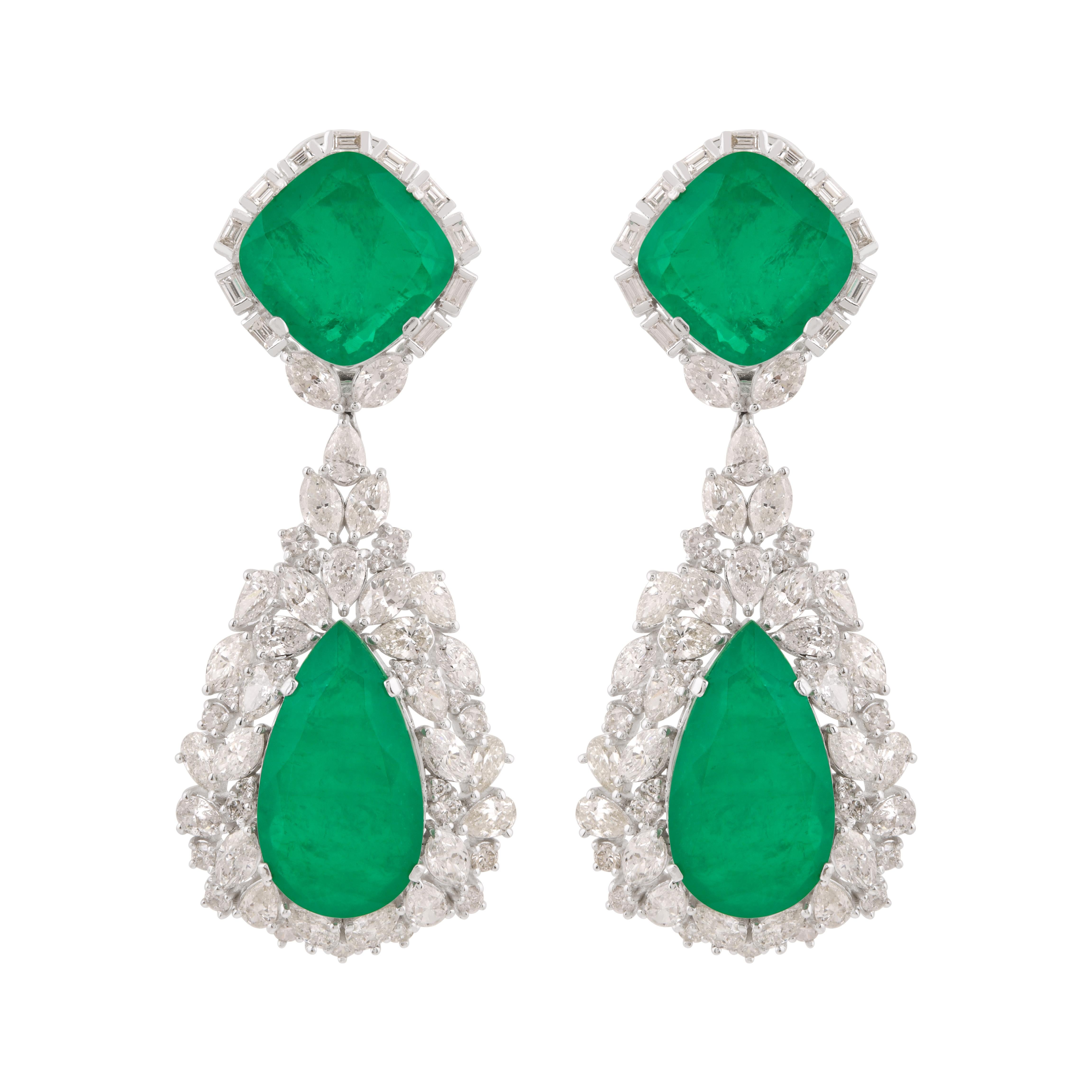 Boucles d'oreilles pendantes en or blanc 18 carats avec pierres précieuses vertes et diamants. en vente 1