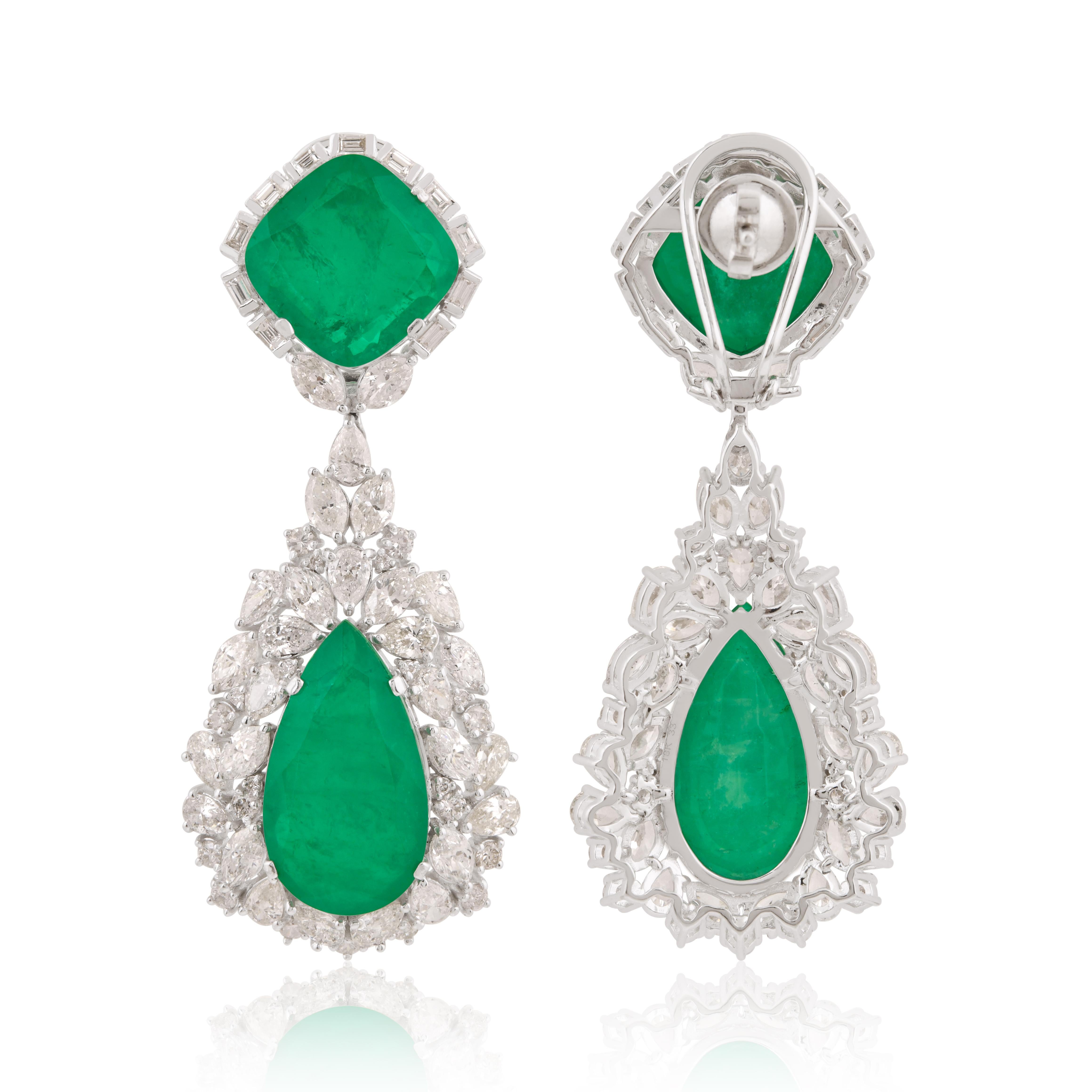 Boucles d'oreilles pendantes en or blanc 18 carats avec pierres précieuses vertes et diamants. en vente 2