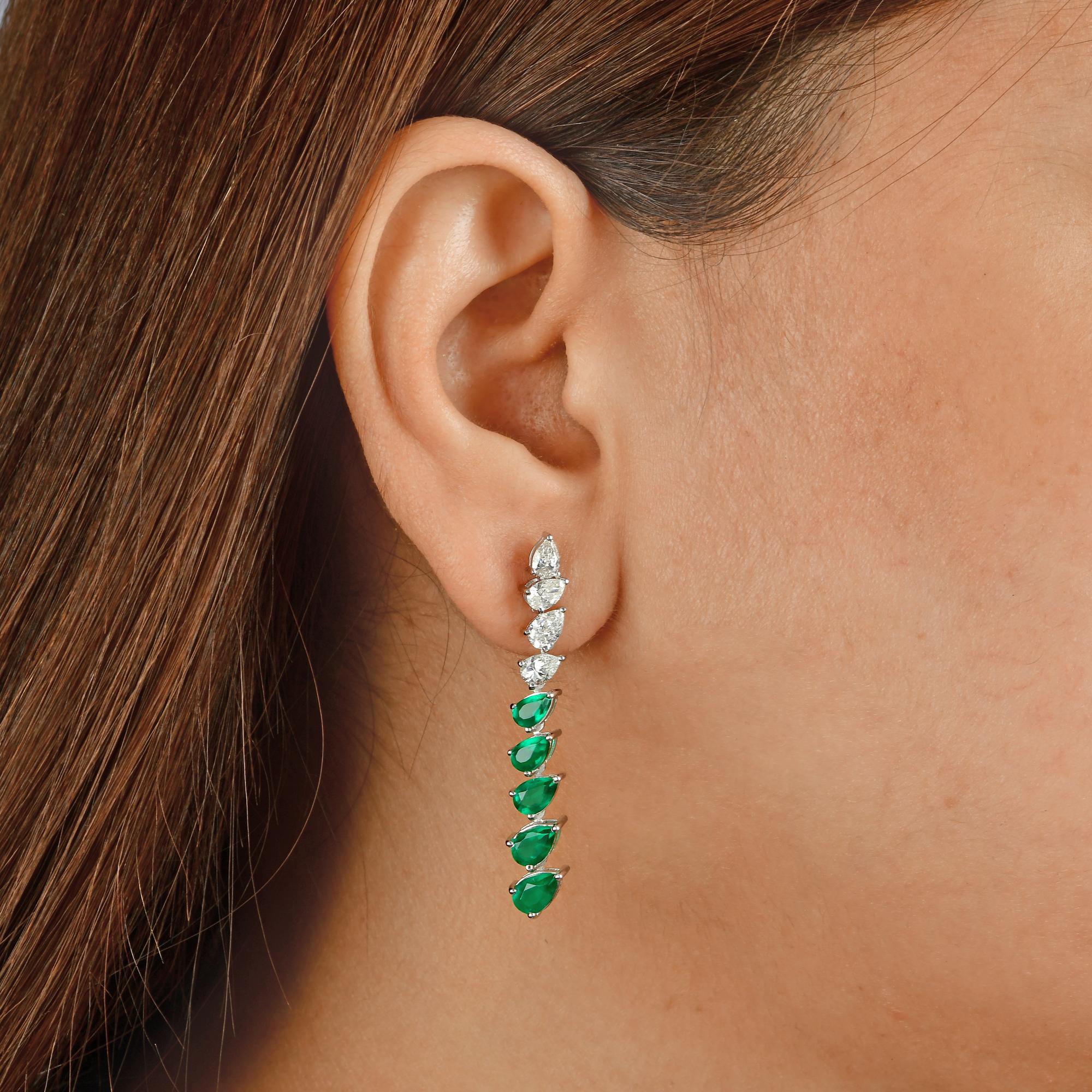 Questi orecchini a goccia lunghi in oro bianco 14 carati con diamanti taglio pera incastonati in fila e smeraldi sintetici taglio pera incastonati sotto i diamanti, formano degli orecchini a goccia lunghi.
I diamanti sono un simbolo universale di