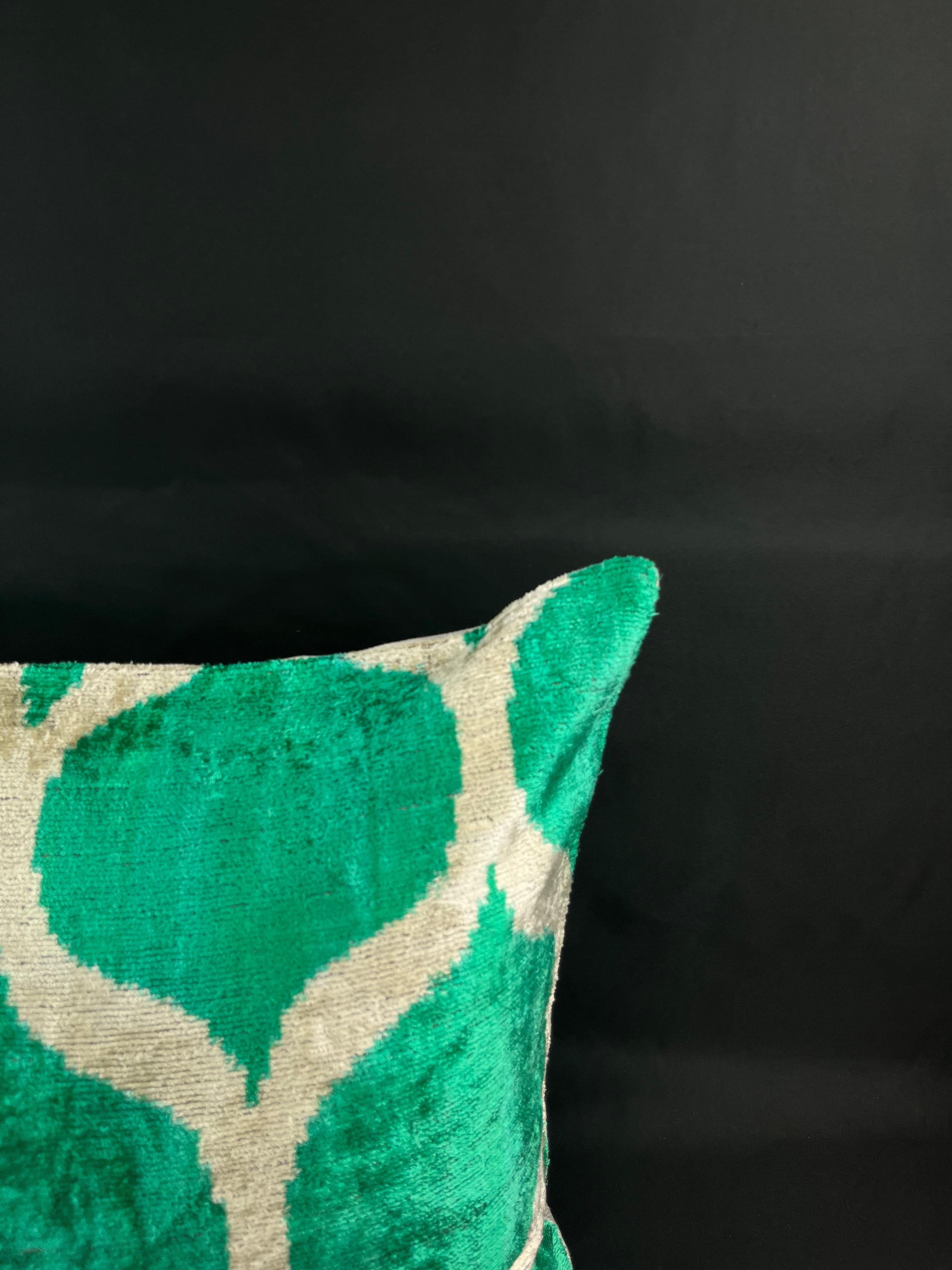 Modern Green Geometric Design Velvet Silk Ikat Pillow Cover For Sale