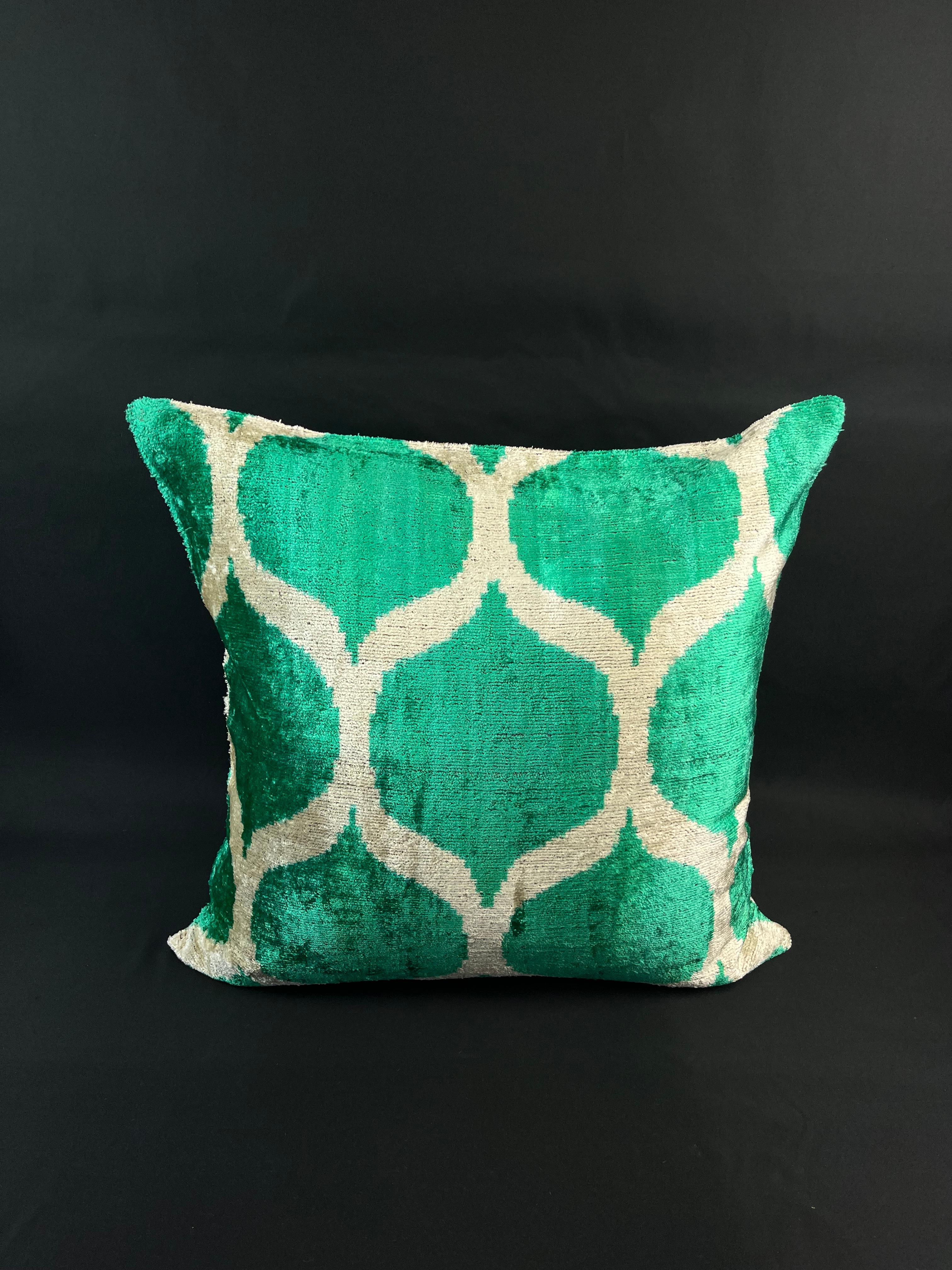 Green Geometric Design Velvet Silk Ikat Pillow Cover In New Condition For Sale In Houston, TX