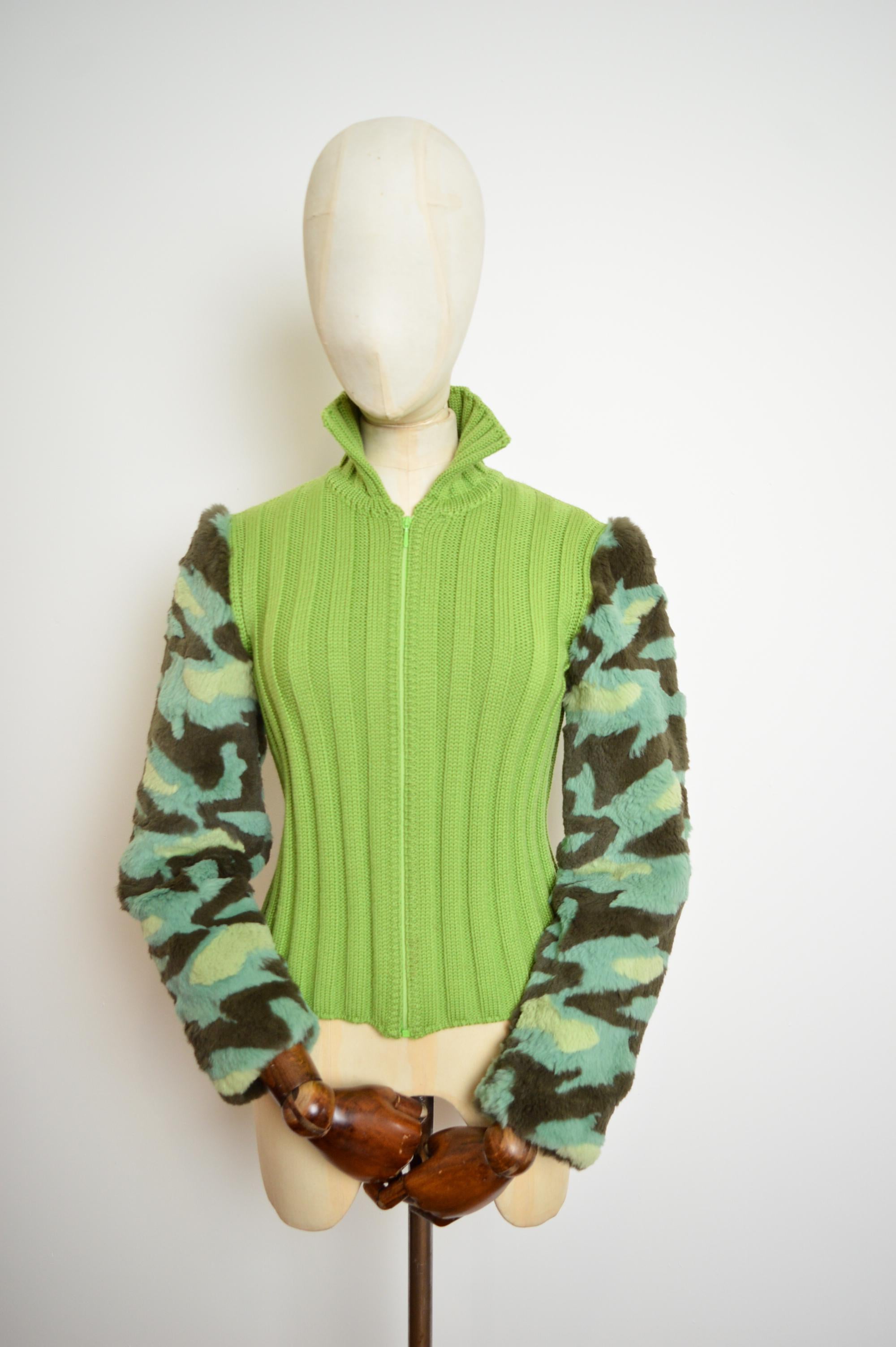 Gianni Versace Couture Runway verde c. 1994 Giacca in cotone lavorato a maglia e pelliccia mimetica 6