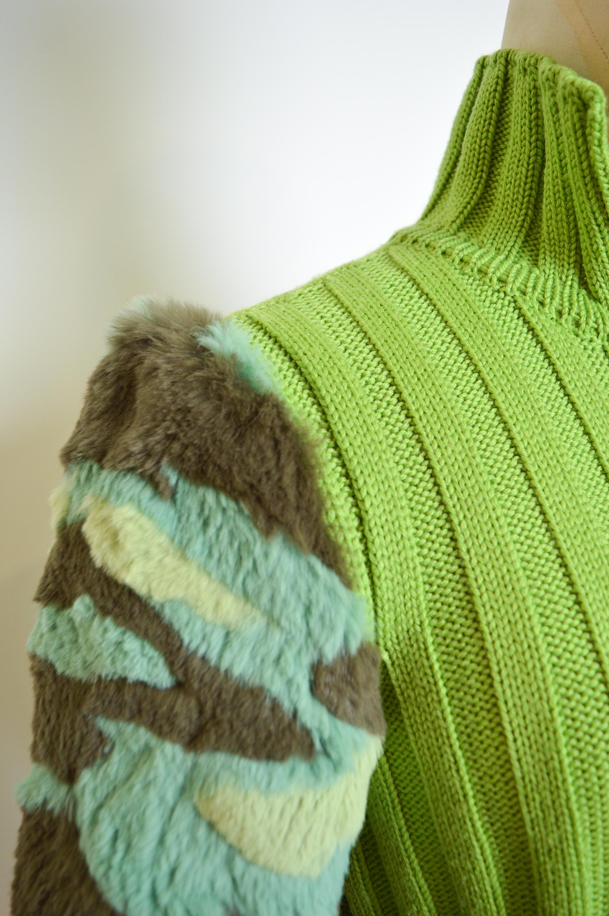 Gianni Versace Couture Runway verde c. 1994 Giacca in cotone lavorato a maglia e pelliccia mimetica 7