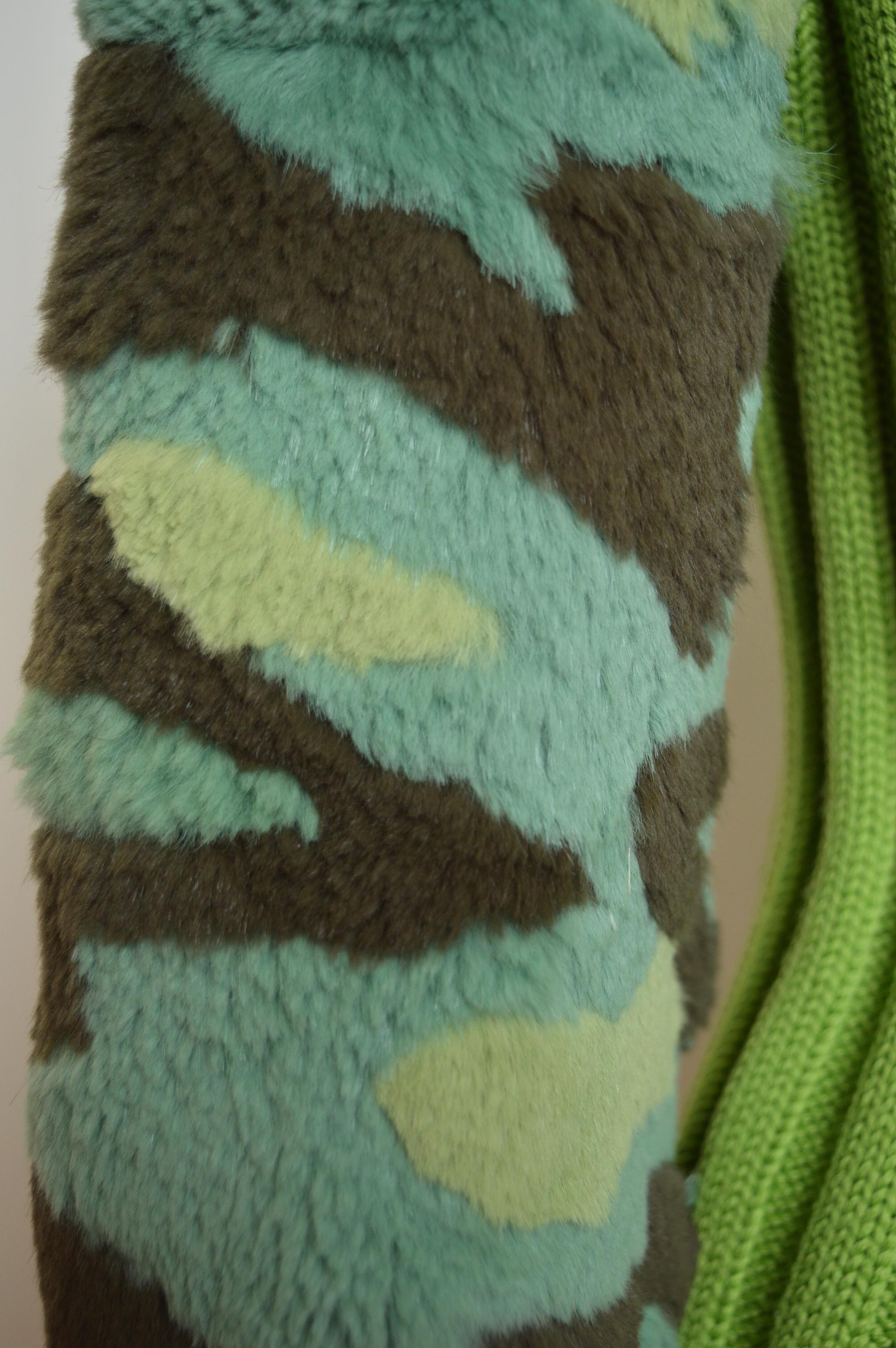 Gianni Versace Couture Runway verde c. 1994 Giacca in cotone lavorato a maglia e pelliccia mimetica 11