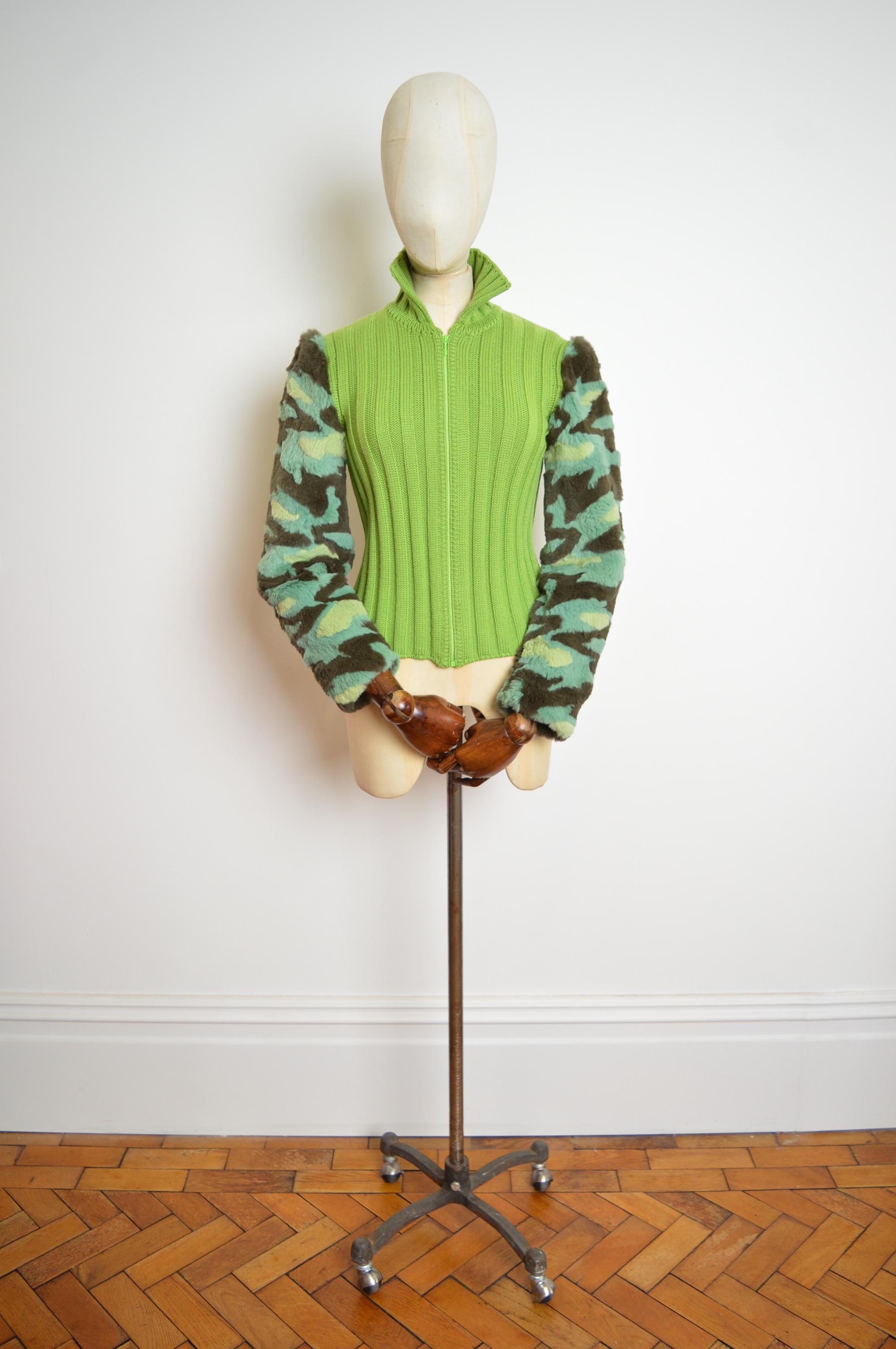 Semplicemente incredibile, una rara giacca vintage in cotone lavorato a maglia di Gianni Versace con un bellissimo  maniche mimetiche con applicazione di pelliccia. 

MADE IN ITALY!

Caratteristiche: zip sul davanti, collo alto, maniche in