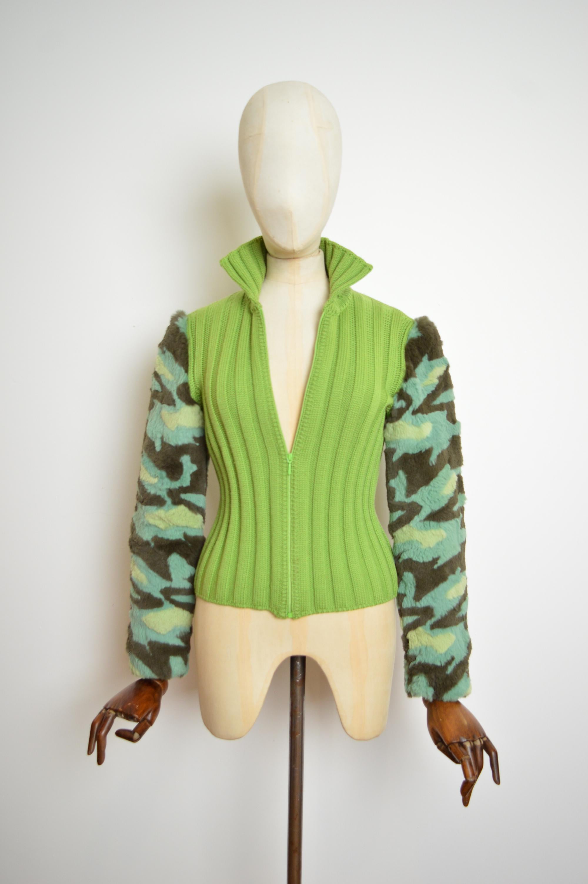 Verde Gianni Versace Couture Runway verde c. 1994 Giacca in cotone lavorato a maglia e pelliccia mimetica