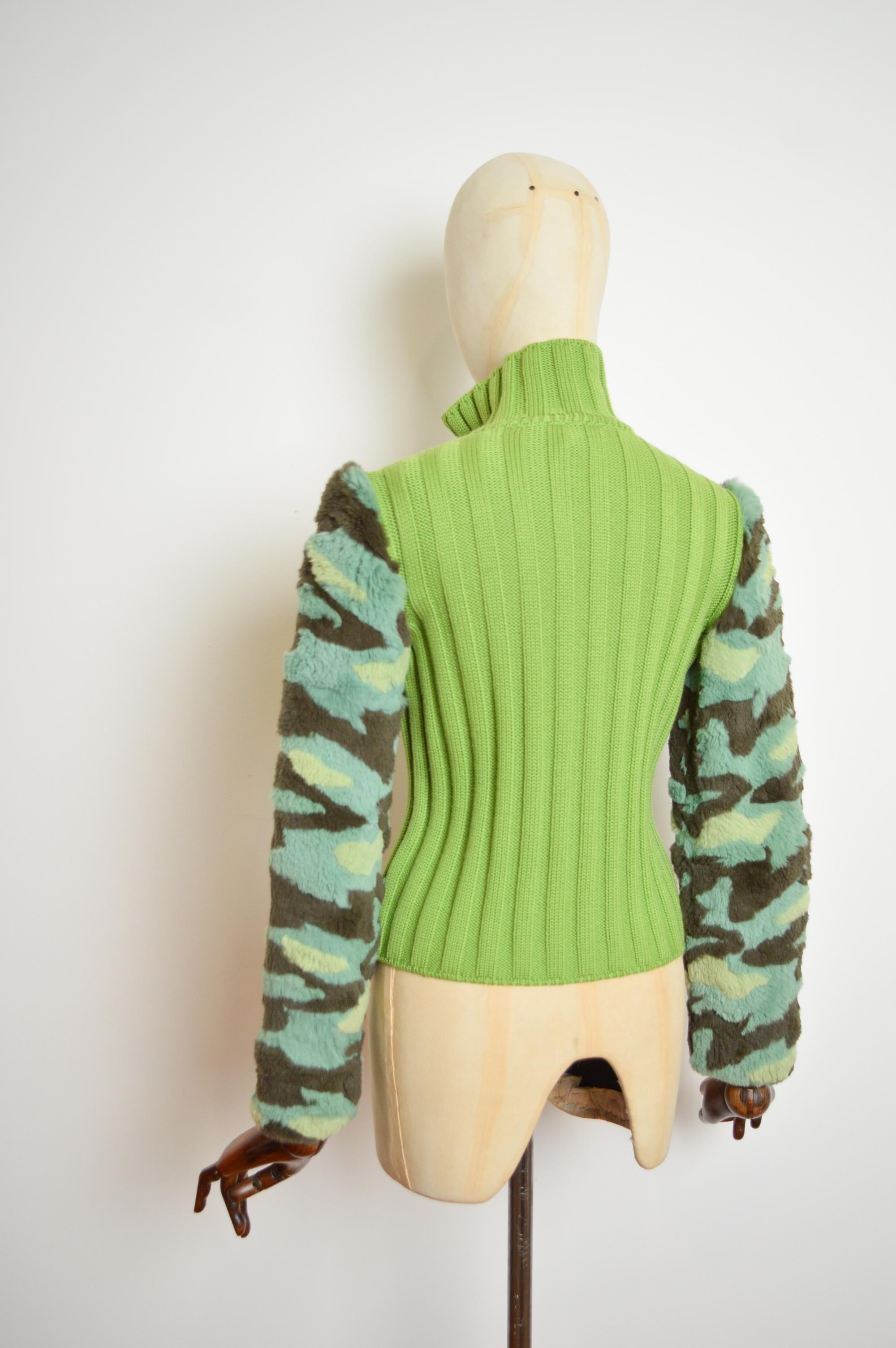 Gianni Versace Couture Runway verde c. 1994 Giacca in cotone lavorato a maglia e pelliccia mimetica 2