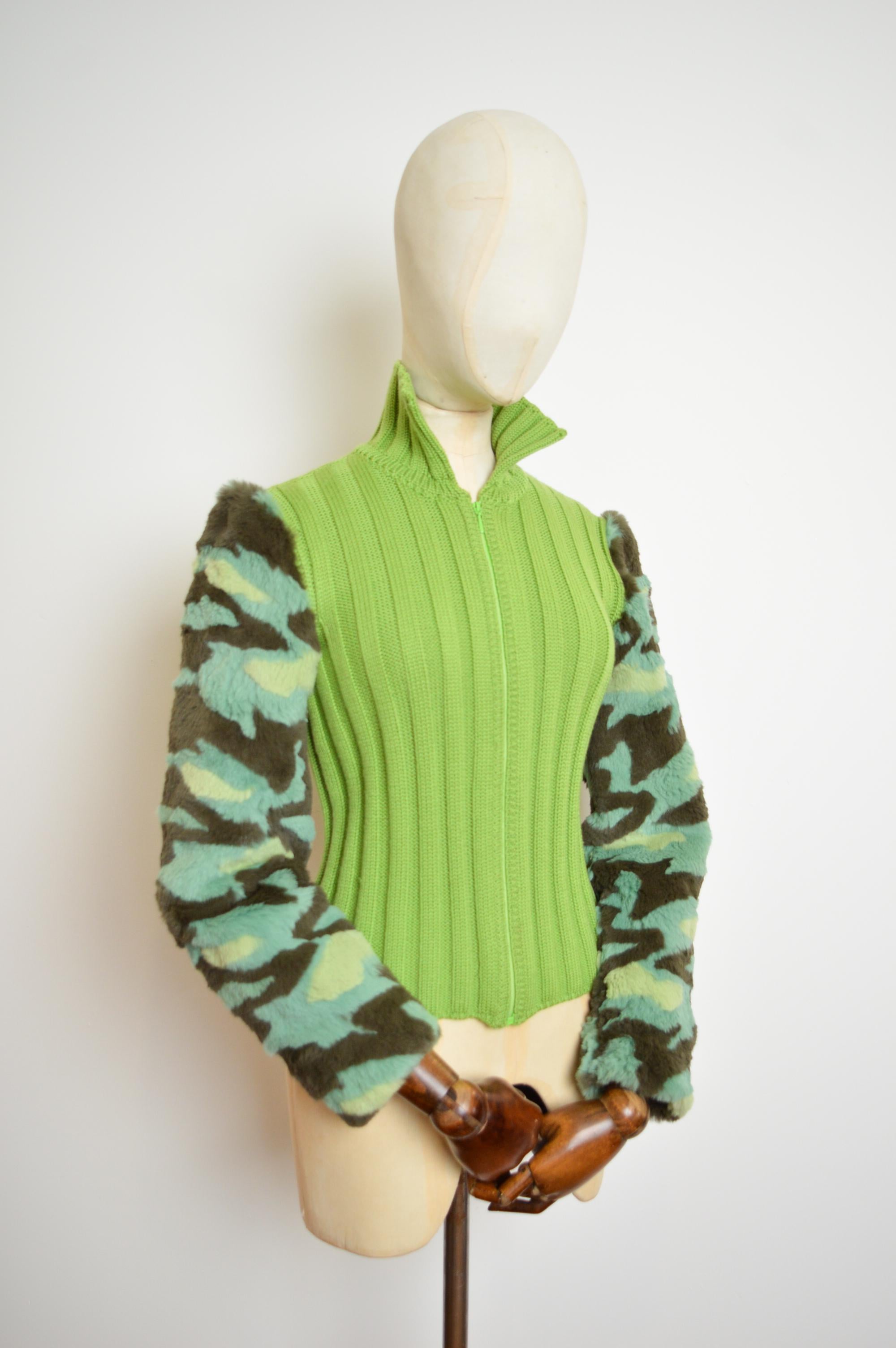 Gianni Versace Couture Runway verde c. 1994 Giacca in cotone lavorato a maglia e pelliccia mimetica 4