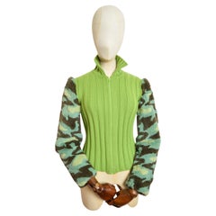 Gianni Versace Couture Runway verde c. 1994 Giacca in cotone lavorato a maglia e pelliccia mimetica