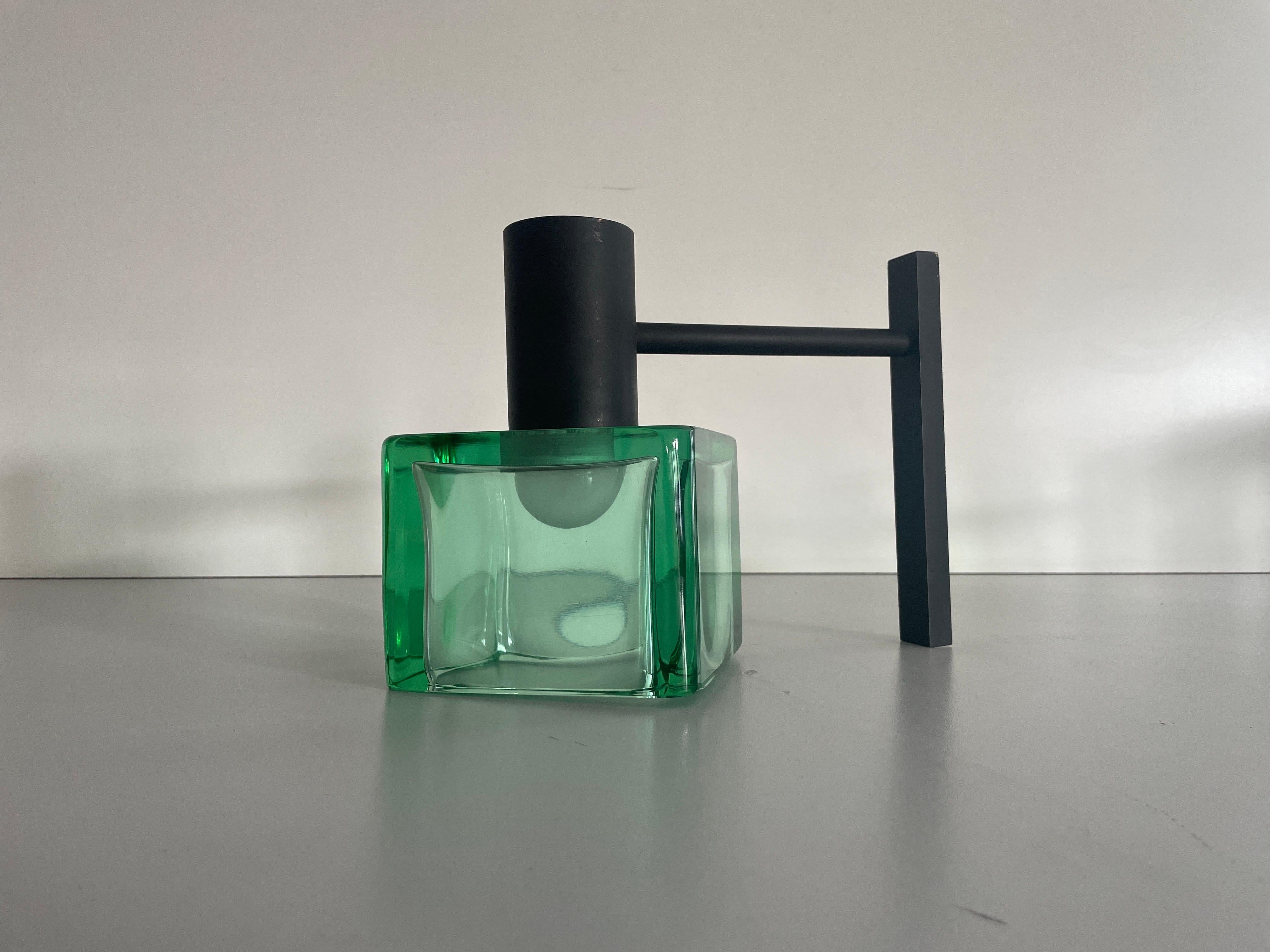 Grüner Wandleuchter aus Glas und Metall von Seguso, 1950er Jahre, Italien

Elegante, seltene Wandleuchte von hoher Qualität.

Lampen ist in sehr gutem Vintage-Zustand.
Abnutzung entsprechend dem Alter und dem Gebrauch

Diese Lampen funktionieren mit