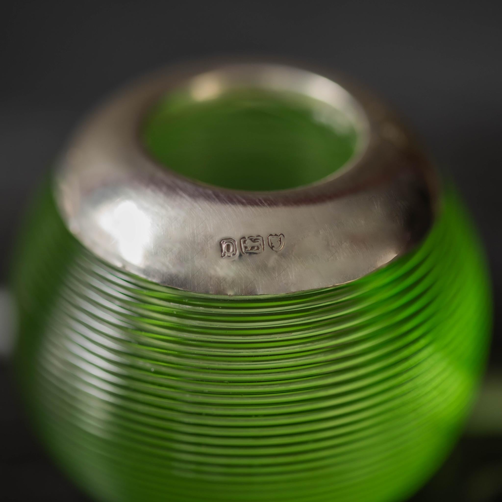 Porte-allumettes en verre vert et en argent, poinçonné à Londres en 1909. Bon état - En vente à London, GB