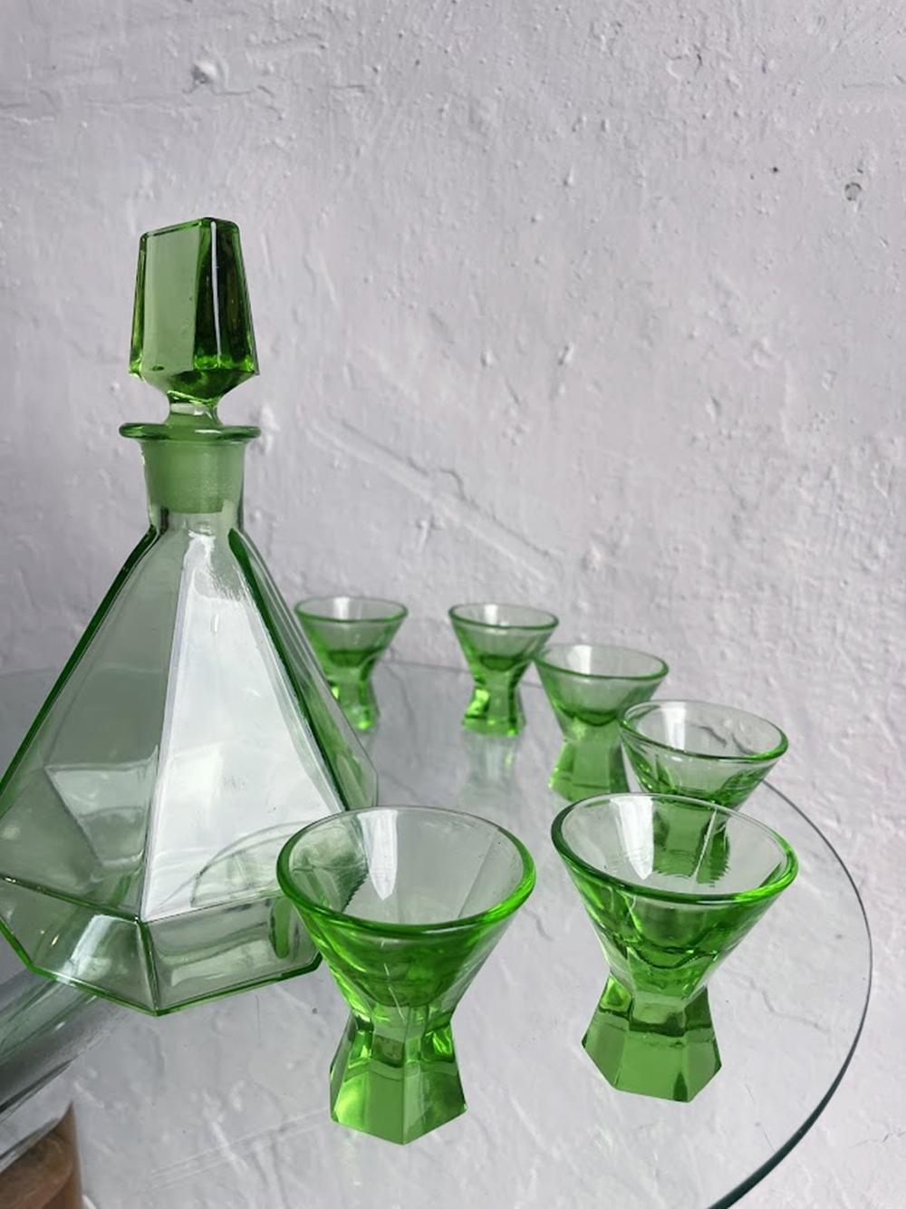 Grünes Glas Art Deco Likörset, Tschechoslowakei 1920er-1930er Jahre im Angebot 2