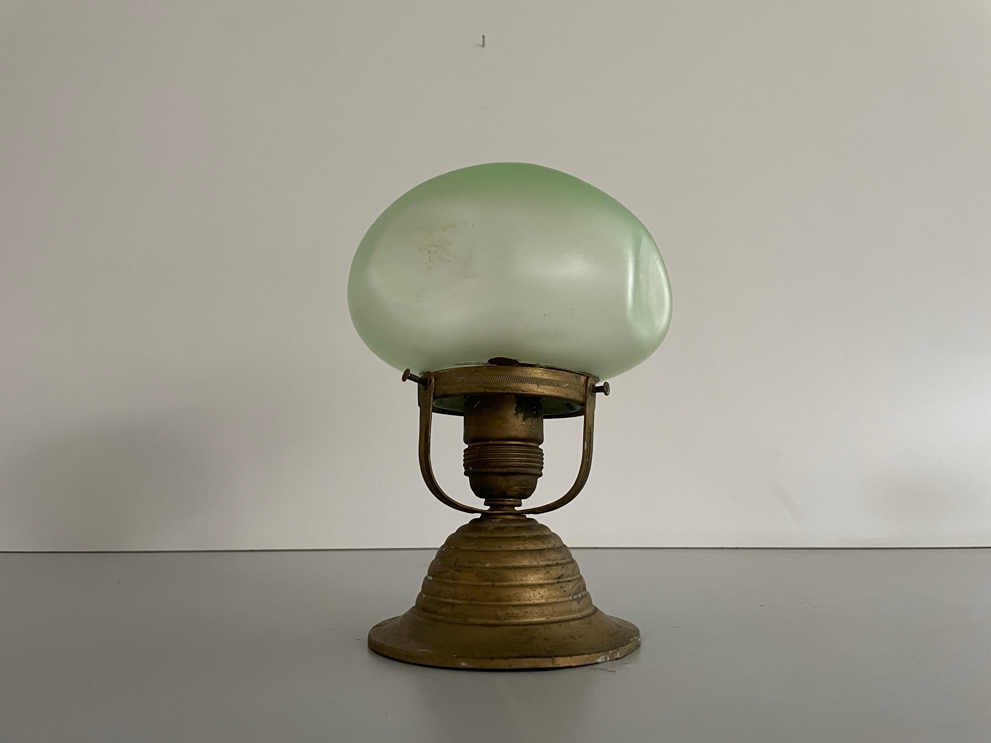 Piccola lampada da soffitto in vetro verde Art Deco, anni '50, Germania

Il paralume è in ottime condizioni vintage.

Questa lampada funziona con lampadine E27. 
Cablato e adatto all'uso con 220V e 110V per tutti i paesi.

Misure: 
Altezza: 23