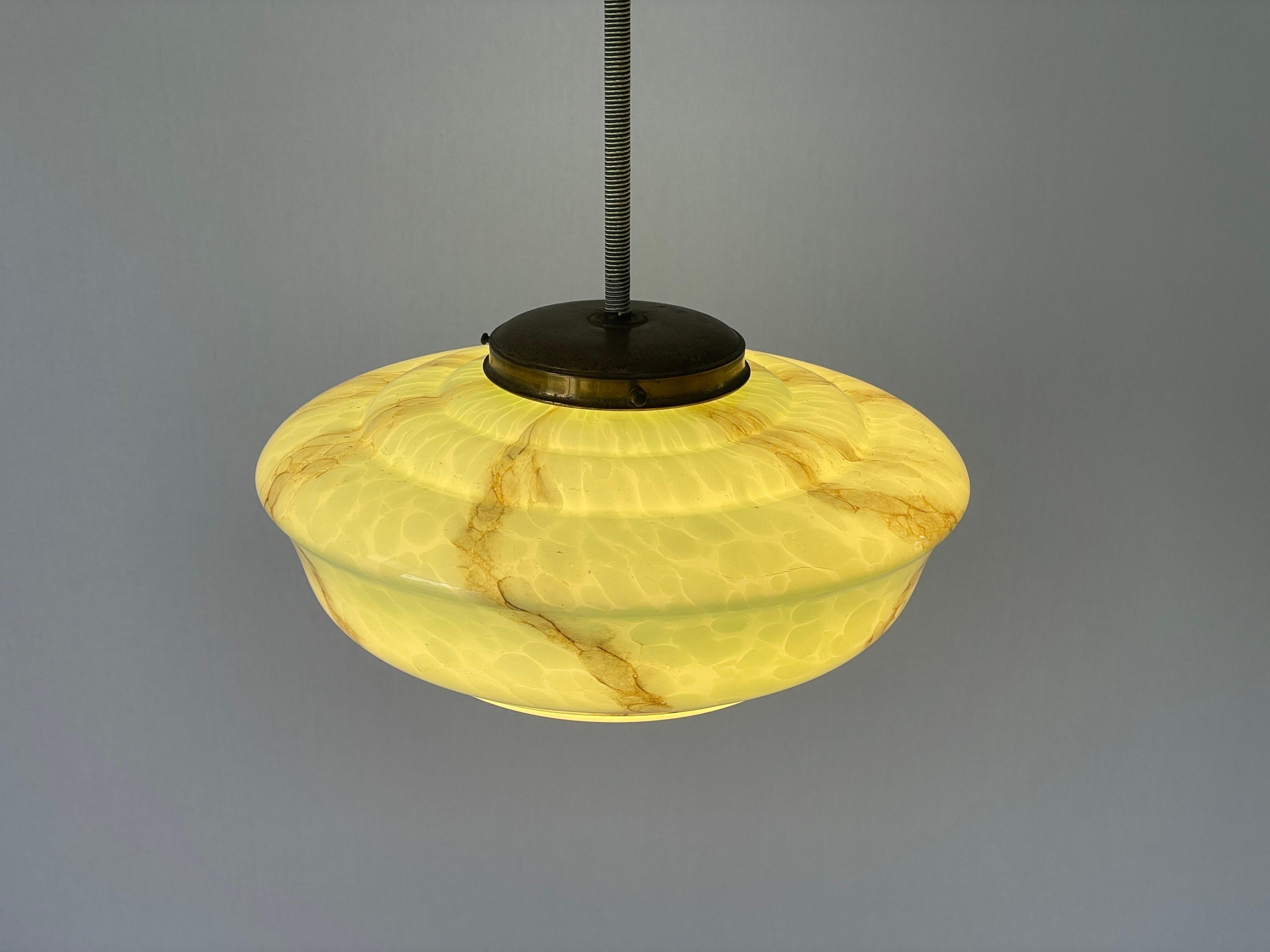 Lampada da soffitto in vetro verde in stile Art Déco, anni '1940, Germania in vendita 4