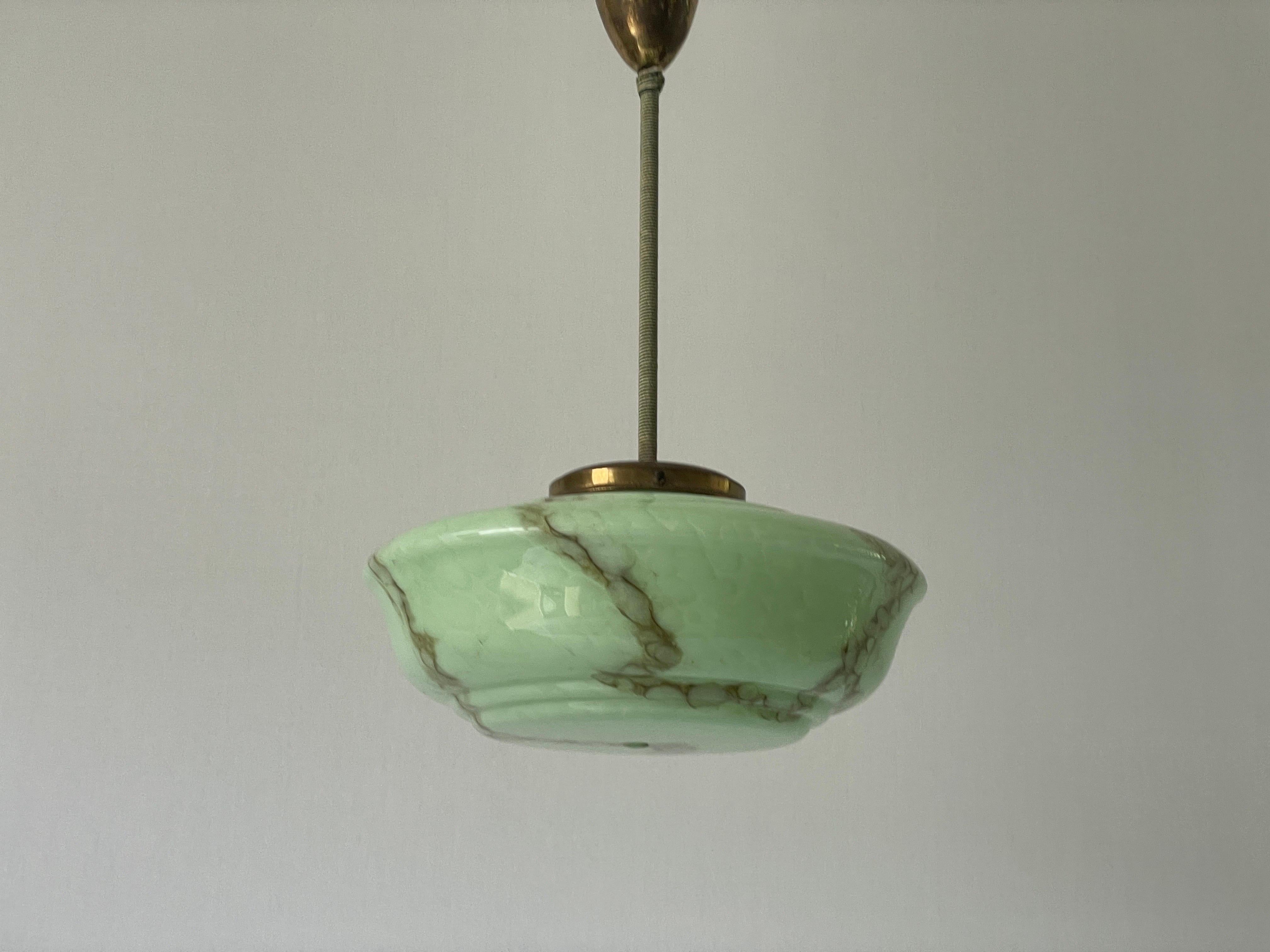 Lampada da soffitto in vetro verde in stile Art Déco, anni '1940, Germania

Il paralume è in ottime condizioni vintage.

Questa lampada funziona con lampadine E27. 
Cablato e adatto all'uso con 220V e 110V per tutti i paesi.

Misure: 
Altezza: 70