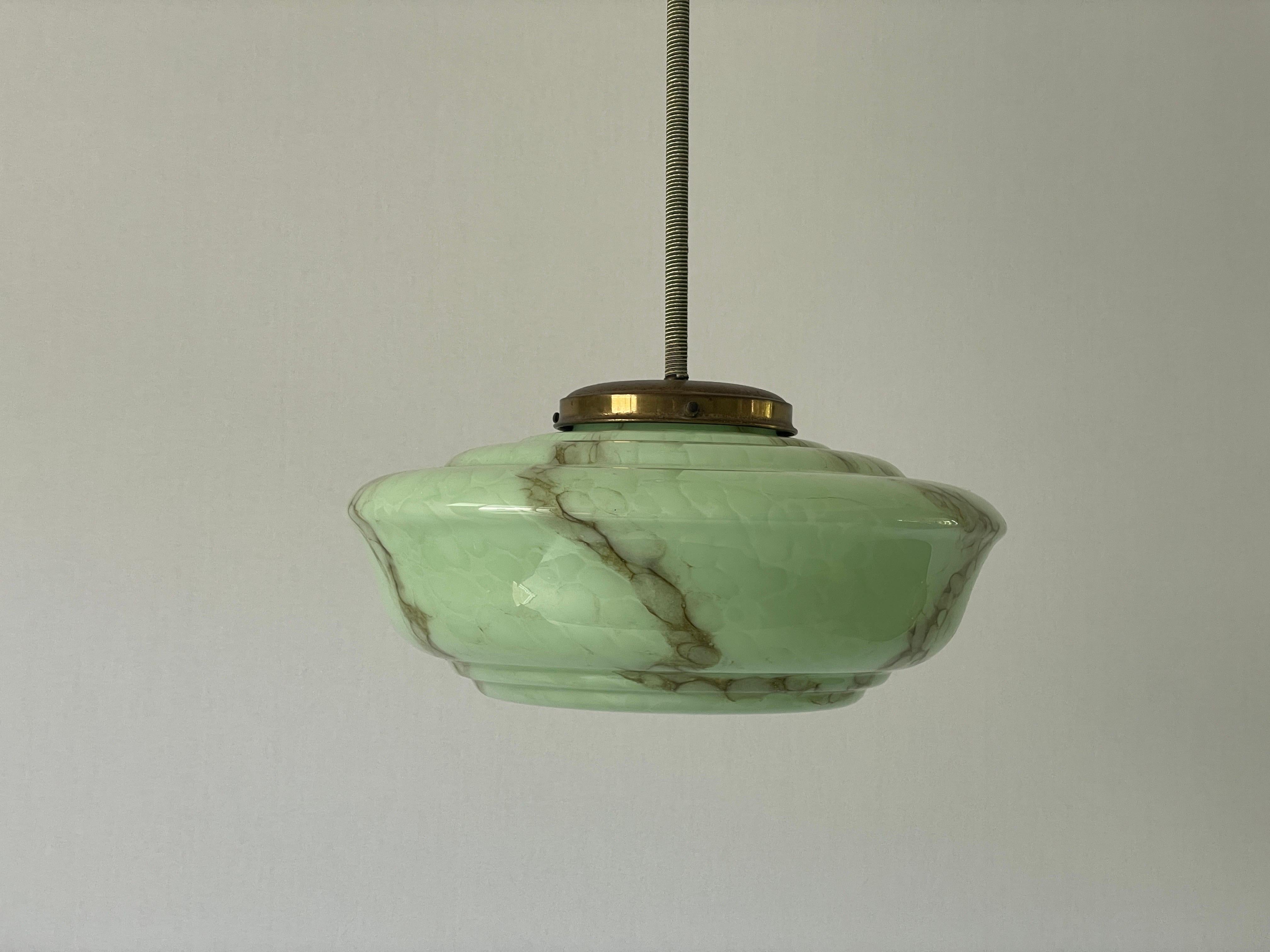Lampada da soffitto in vetro verde in stile Art Déco, anni '1940, Germania In condizioni ottime in vendita a Hagenbach, DE