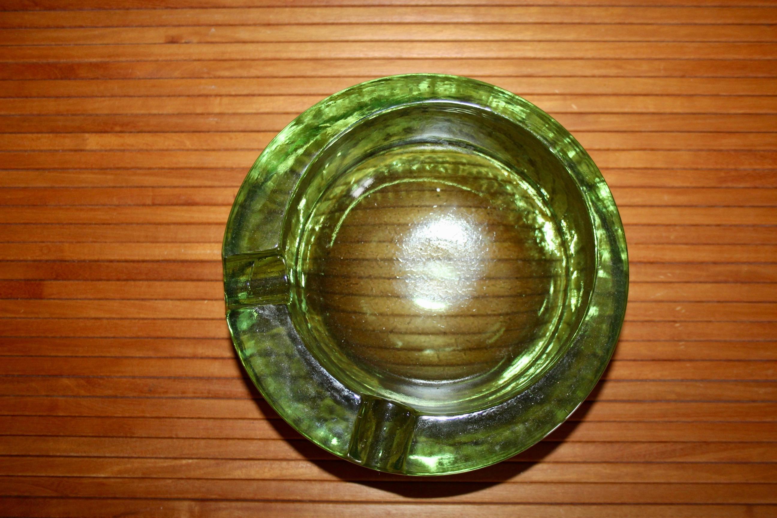 Cendrier en verre vert en vente 1