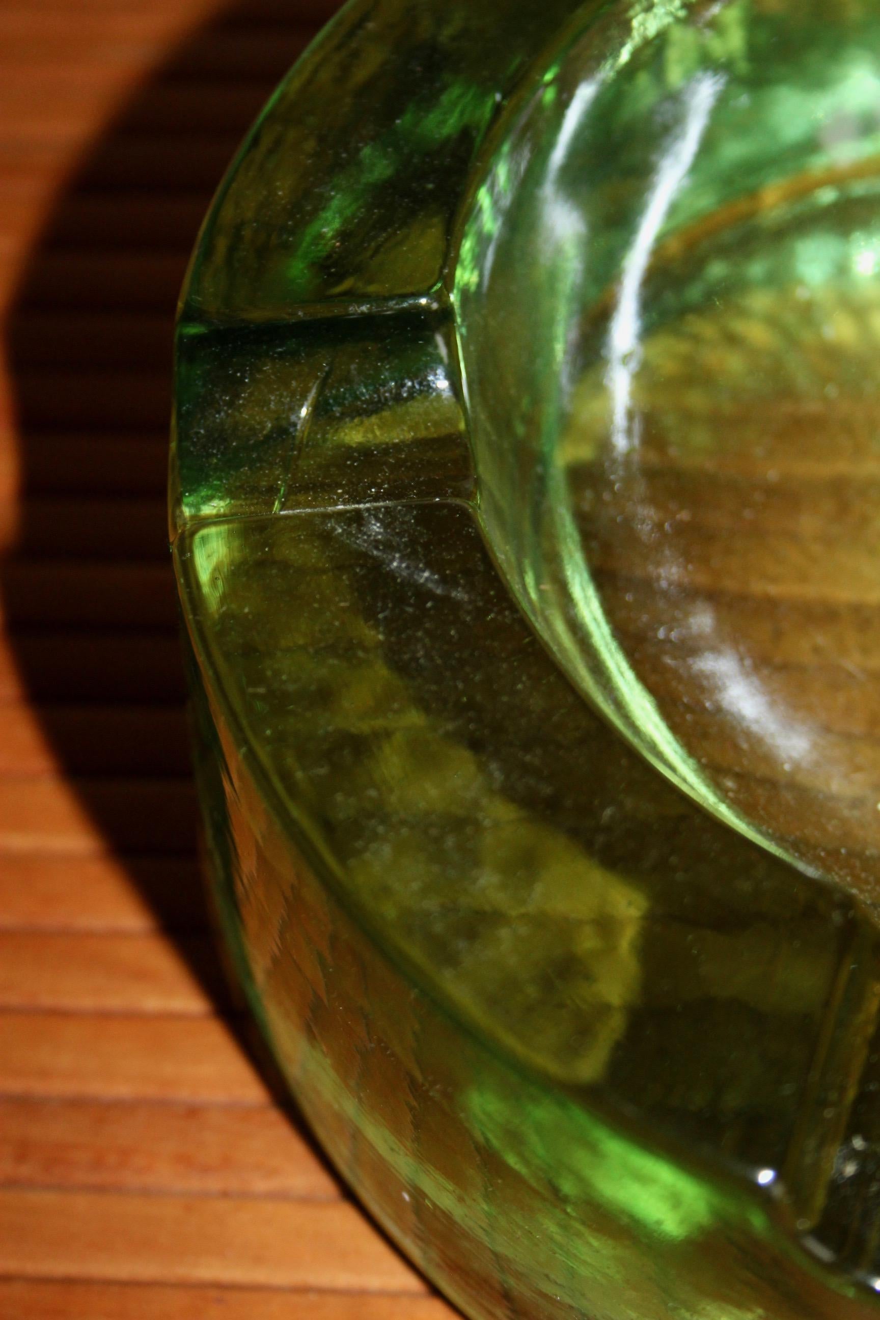 Cendrier en verre vert en vente 2