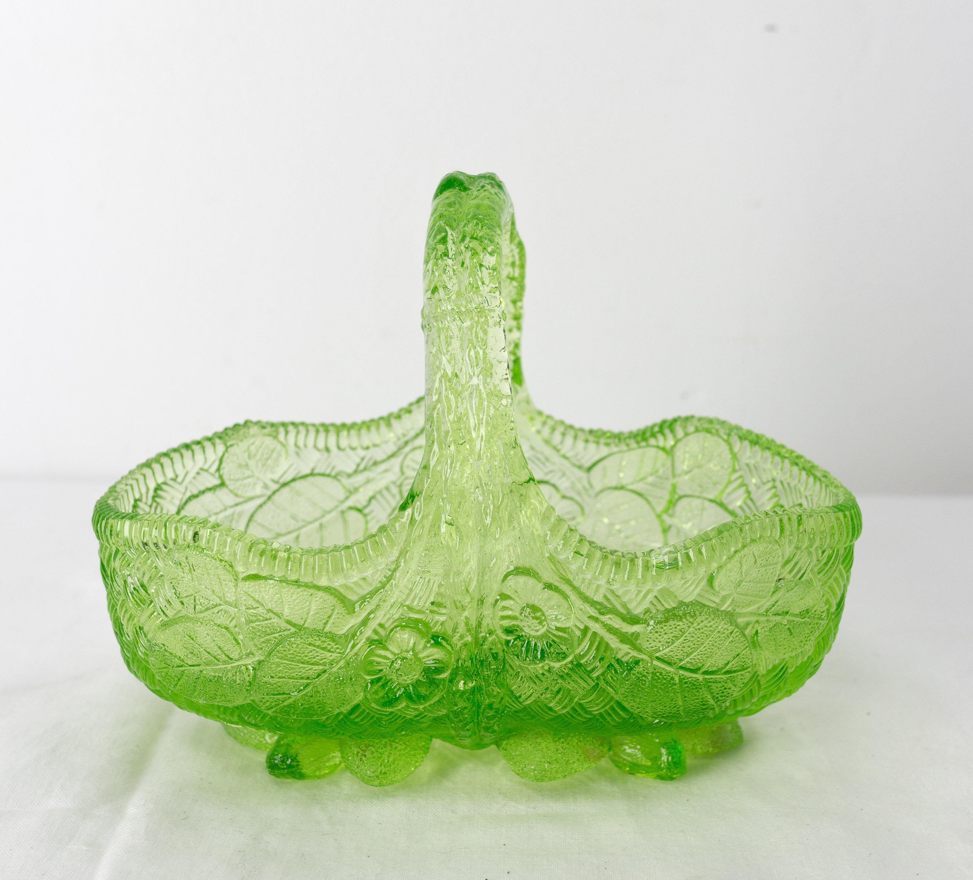 French green molded glass basket, to be used as a center piece or empty pocket.
Decorated with vegetal and floral motifs on imitation wickerwork.

Good condition

Shipping:
10 / 17 / 14 cm 0.8 kg.