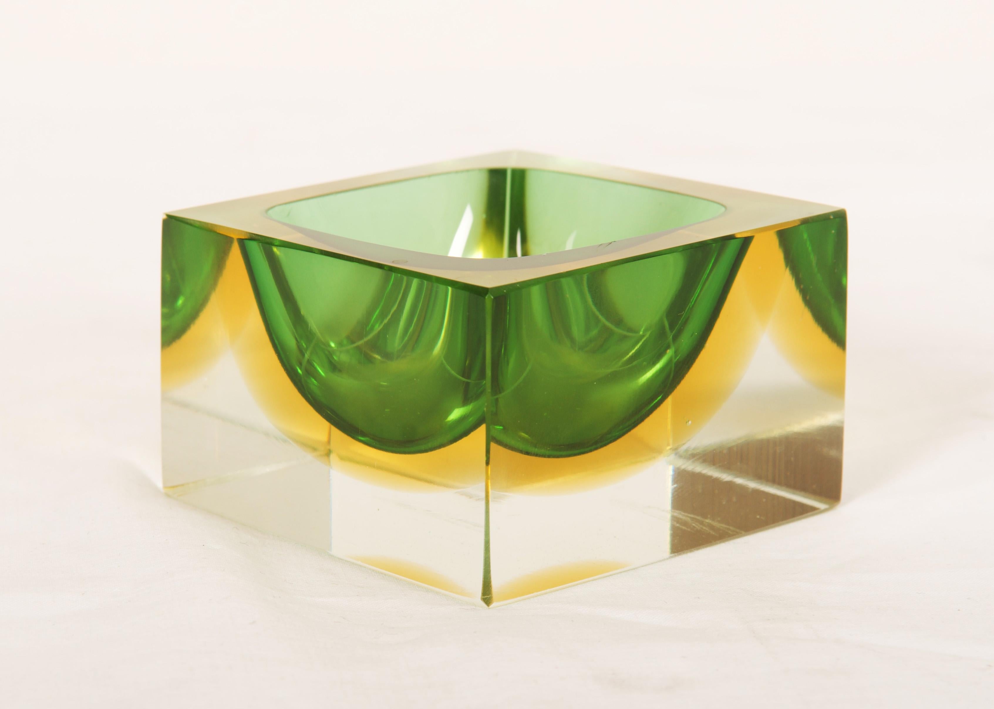 Bol et cendrier en verre d'art vert/jaune conçu dans les années 1970 en Italie par Fravio Poli pour Seguso Vetri d'Arte.