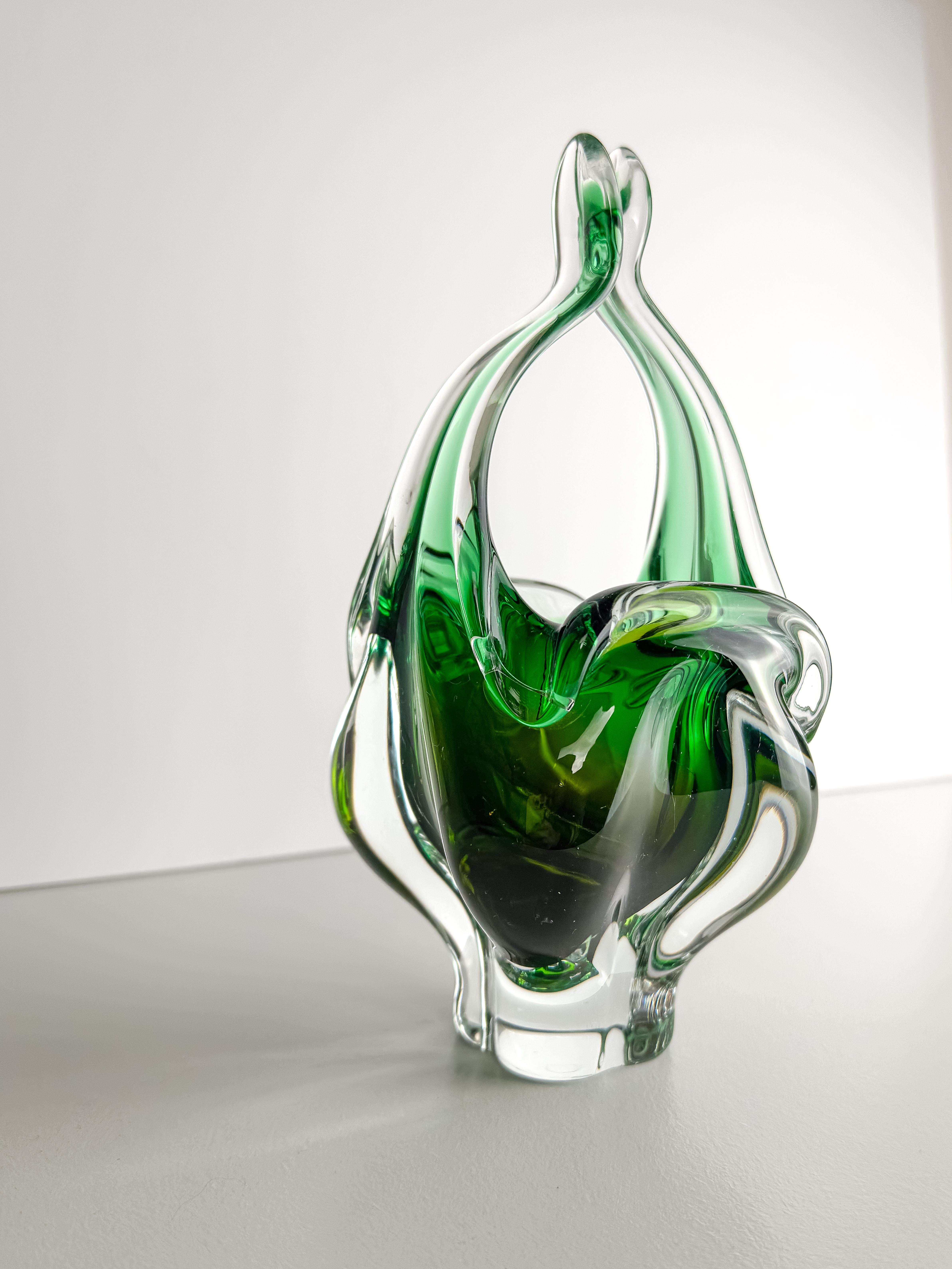 Fatto a mano Ciotola in vetro verde di Josef Hospodka per Chribska Glassworks, circa anni '70 in vendita