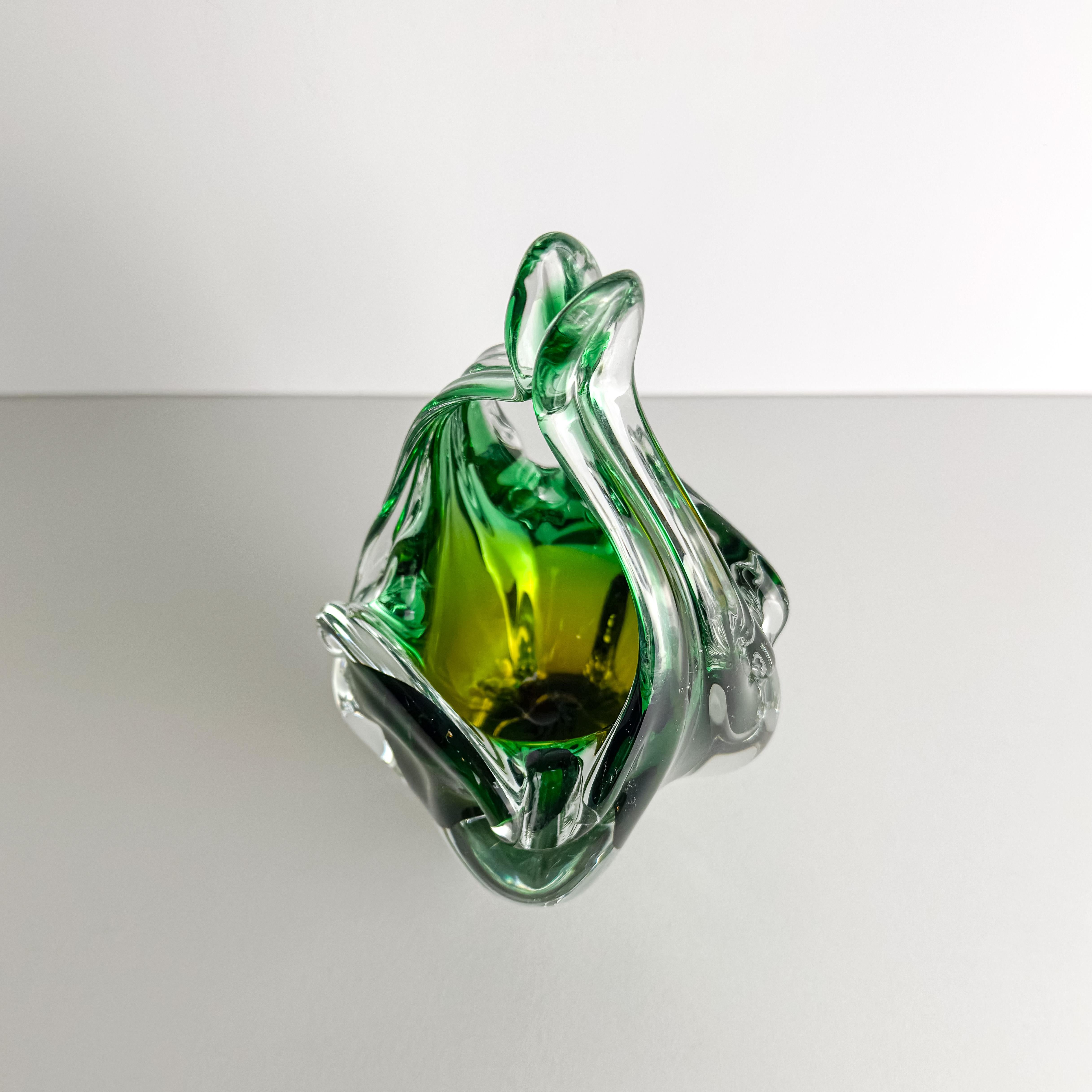 Ciotola in vetro verde di Josef Hospodka per Chribska Glassworks, circa anni '70 In condizioni buone in vendita a Glasgow, GB