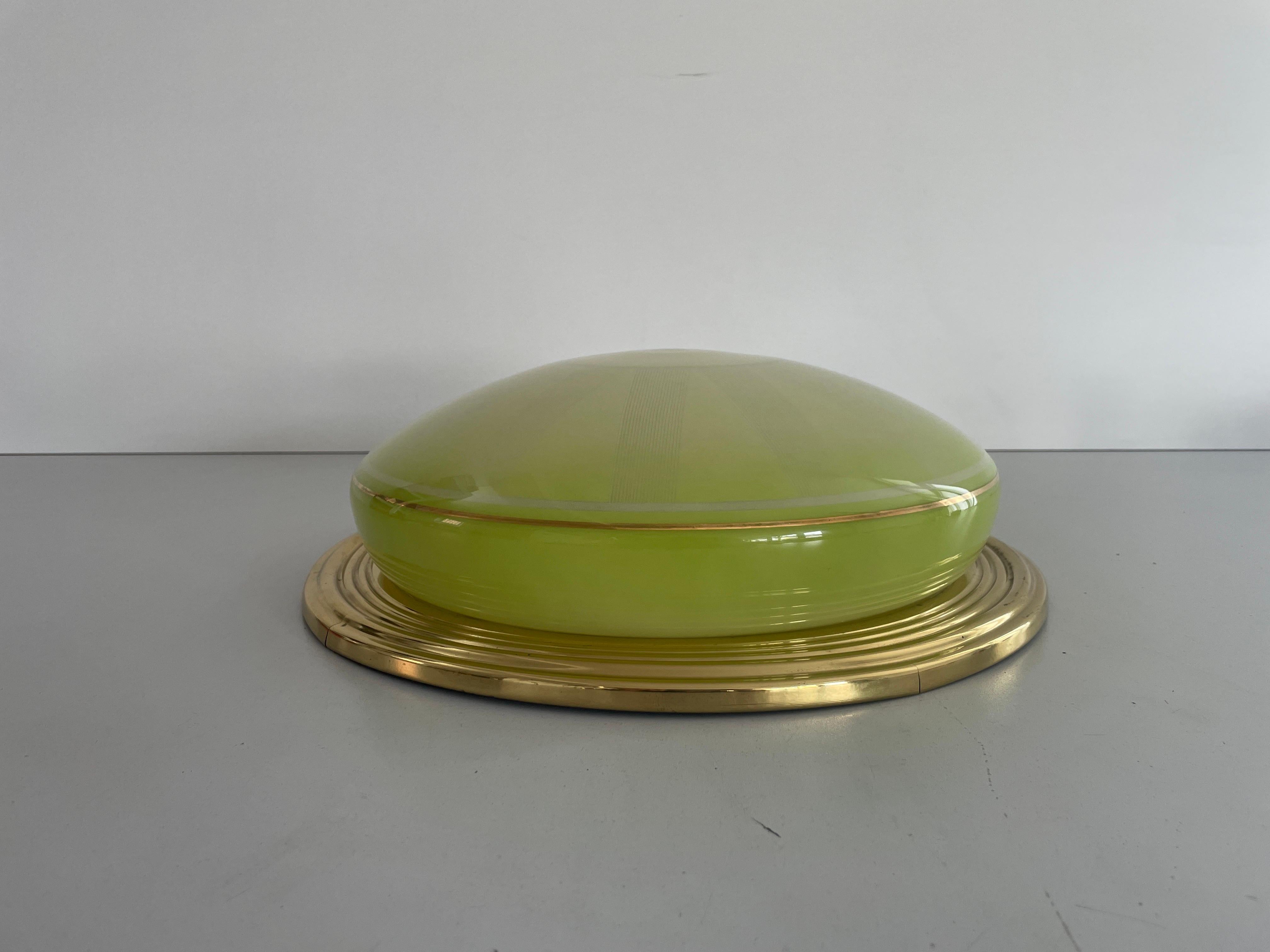 Lampada da soffitto grande Art Deco con base in ottone e vetro verde, anni '50, Germania

Il paralume è in ottime condizioni vintage.

Questa lampada funziona con 2x lampadine E27. 
Cablato e adatto all'uso con 220V e 110V per tutti i