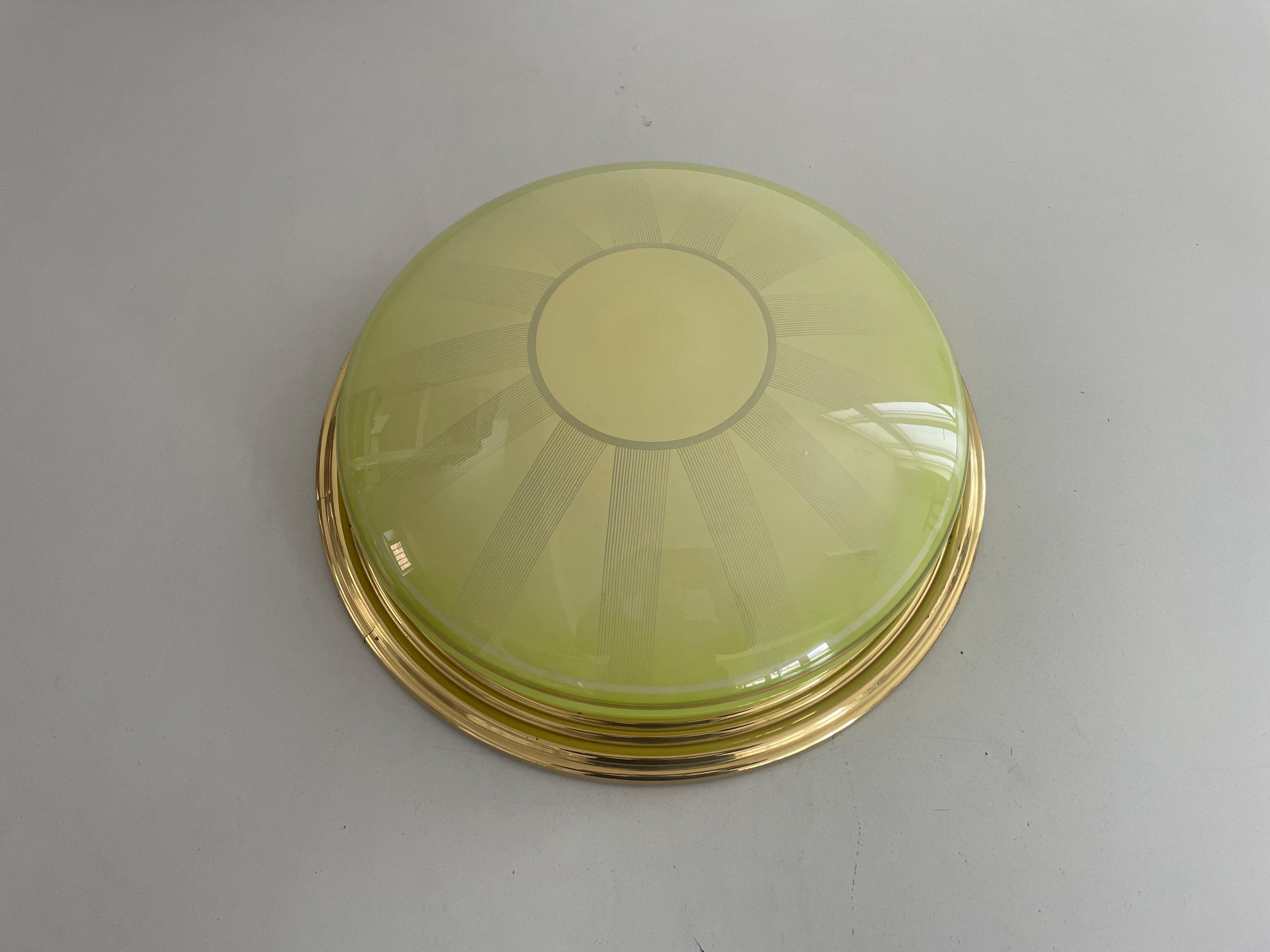 Lampada da soffitto grande Art Deco con base in ottone e vetro verde, anni '50, Germania In condizioni ottime in vendita a Hagenbach, DE