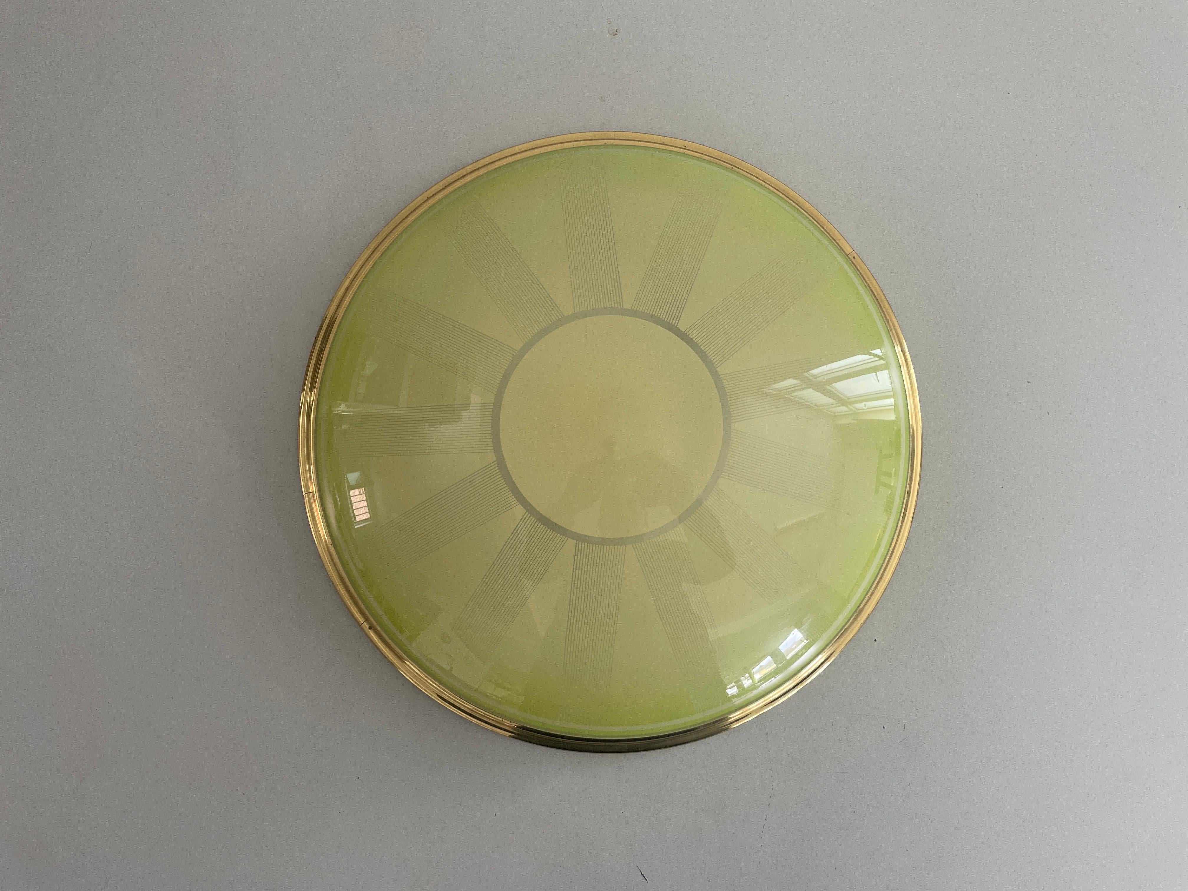 Metà XX secolo Lampada da soffitto grande Art Deco con base in ottone e vetro verde, anni '50, Germania in vendita