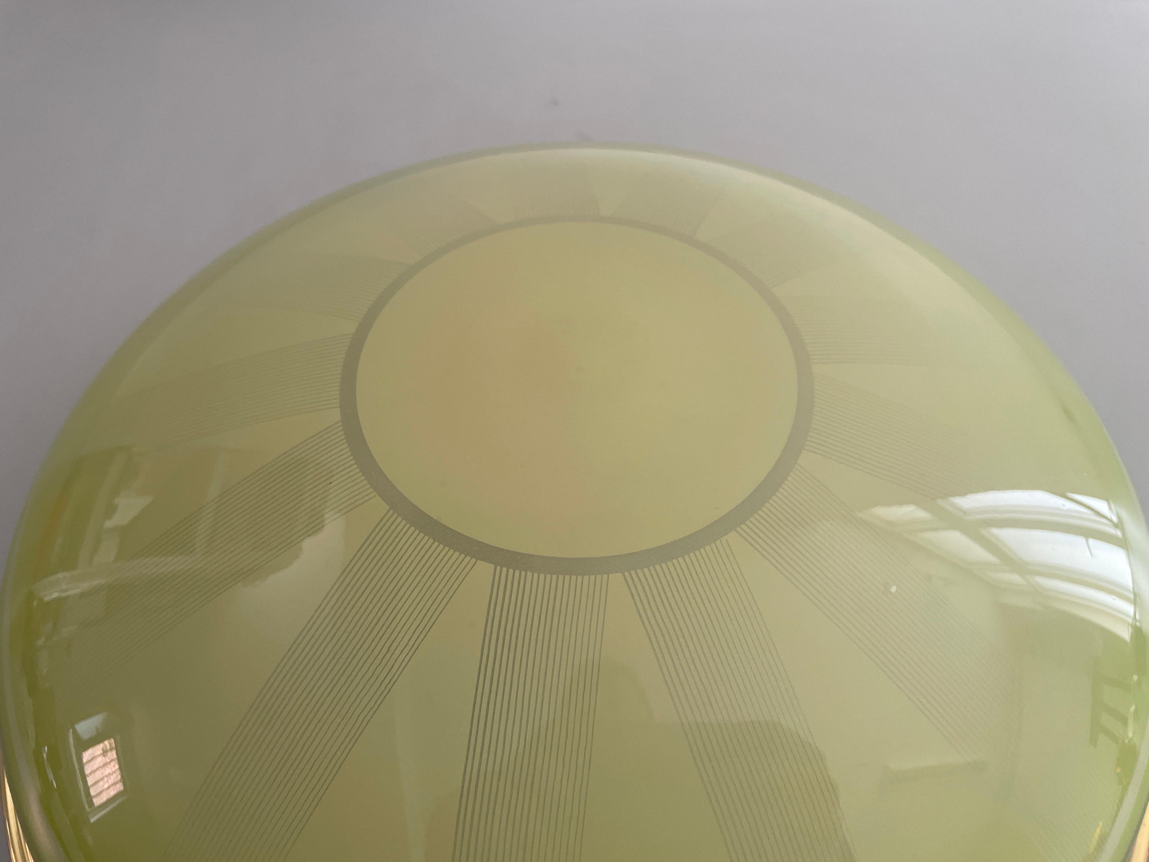 Ottone Lampada da soffitto grande Art Deco con base in ottone e vetro verde, anni '50, Germania in vendita