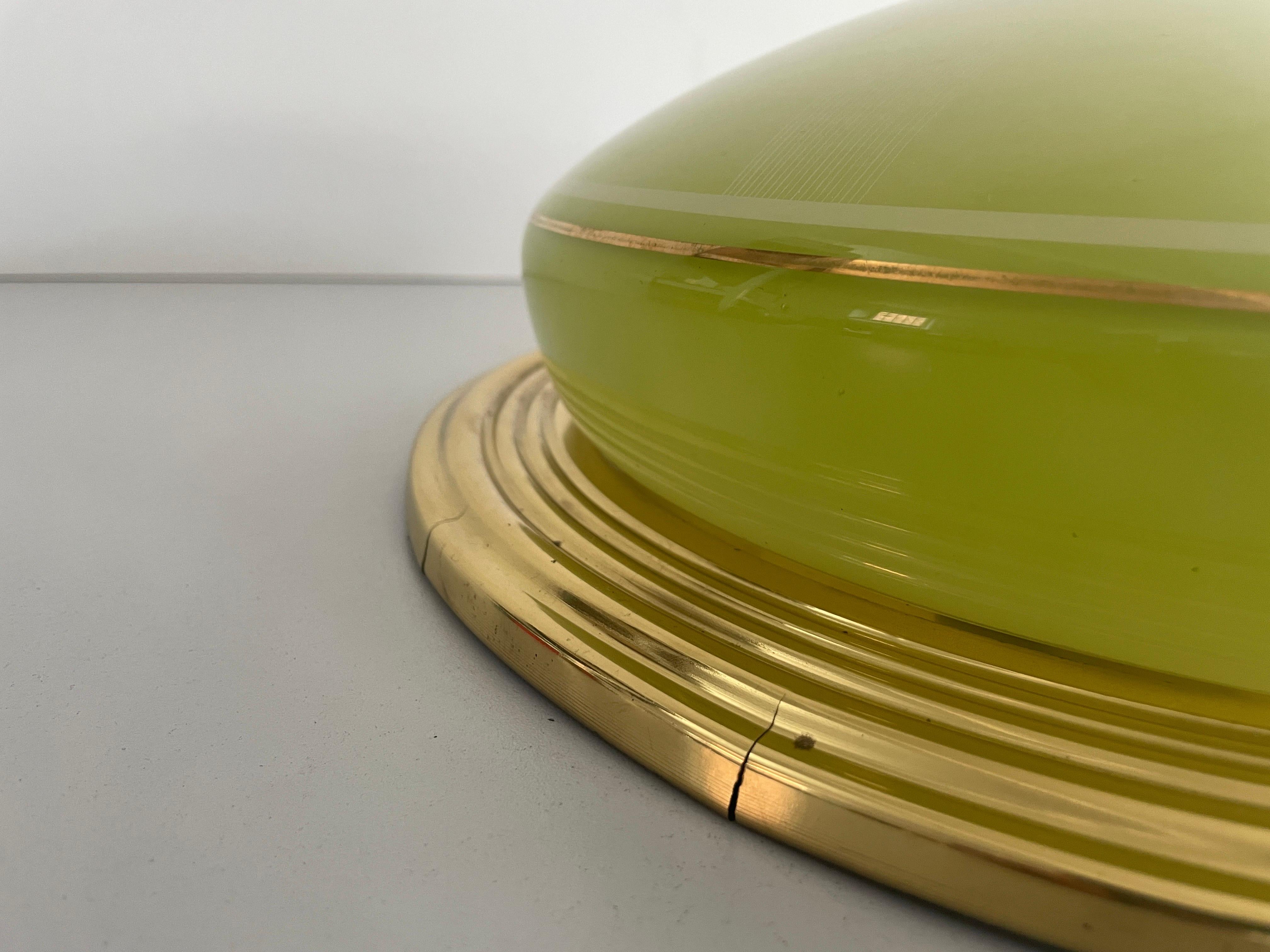 Lampada da soffitto grande Art Deco con base in ottone e vetro verde, anni '50, Germania in vendita 1