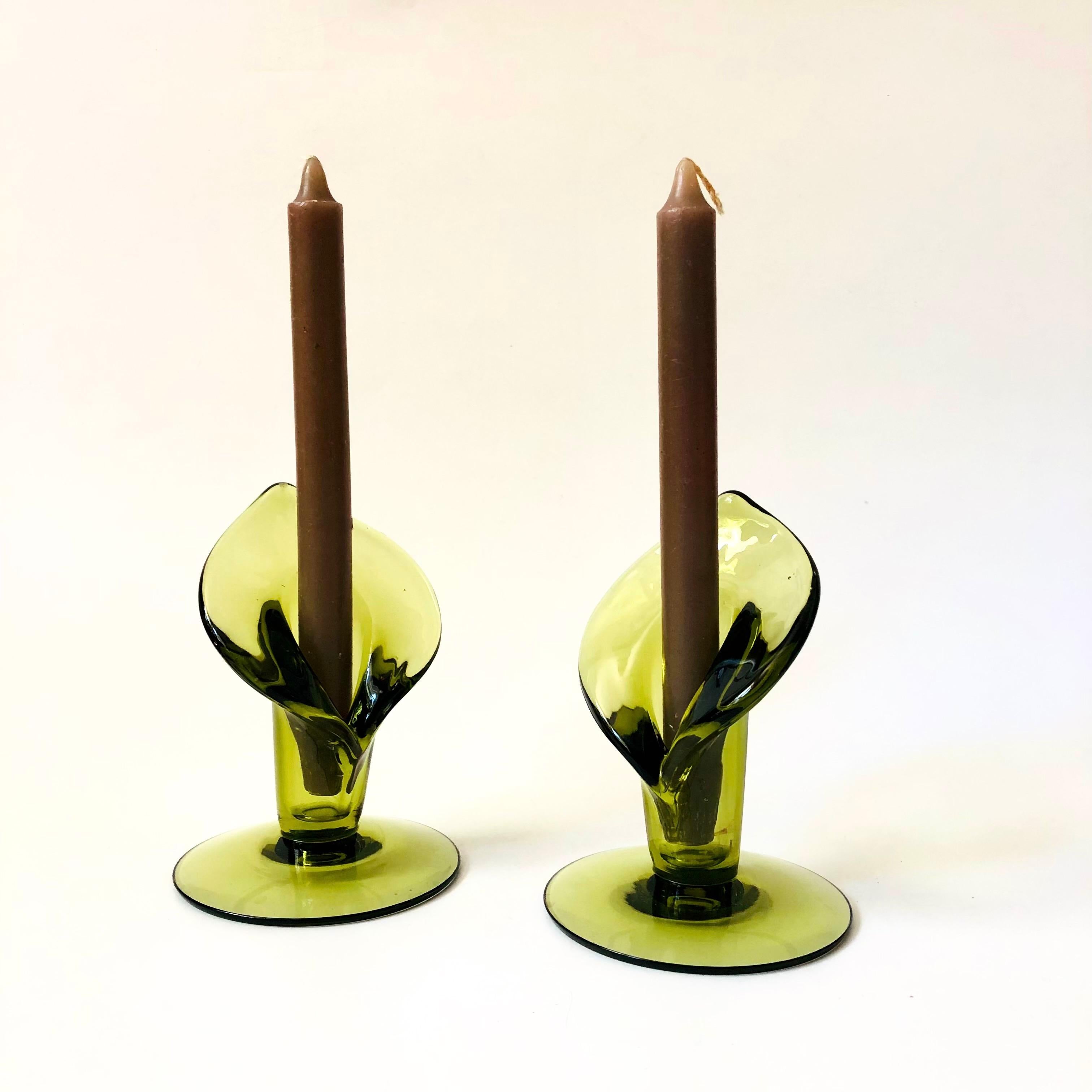 A set of 2 vintage glass candle holder by Cambridge Glass. Each formed into the shape of a calla lily in beautiful green glass.

