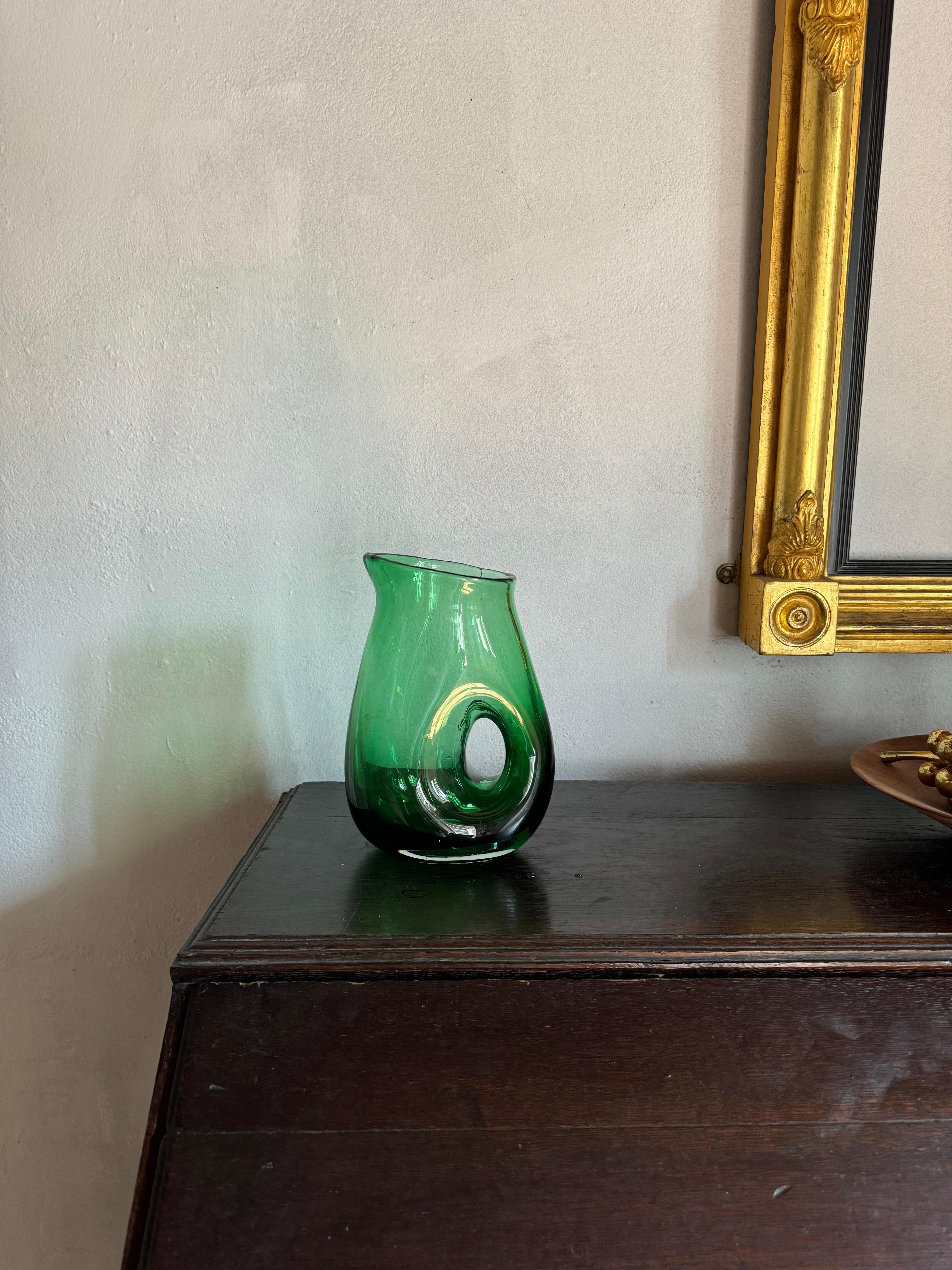 Un favoloso piccolo vaso francese in vetro soffiato a mano di colore verde. 
