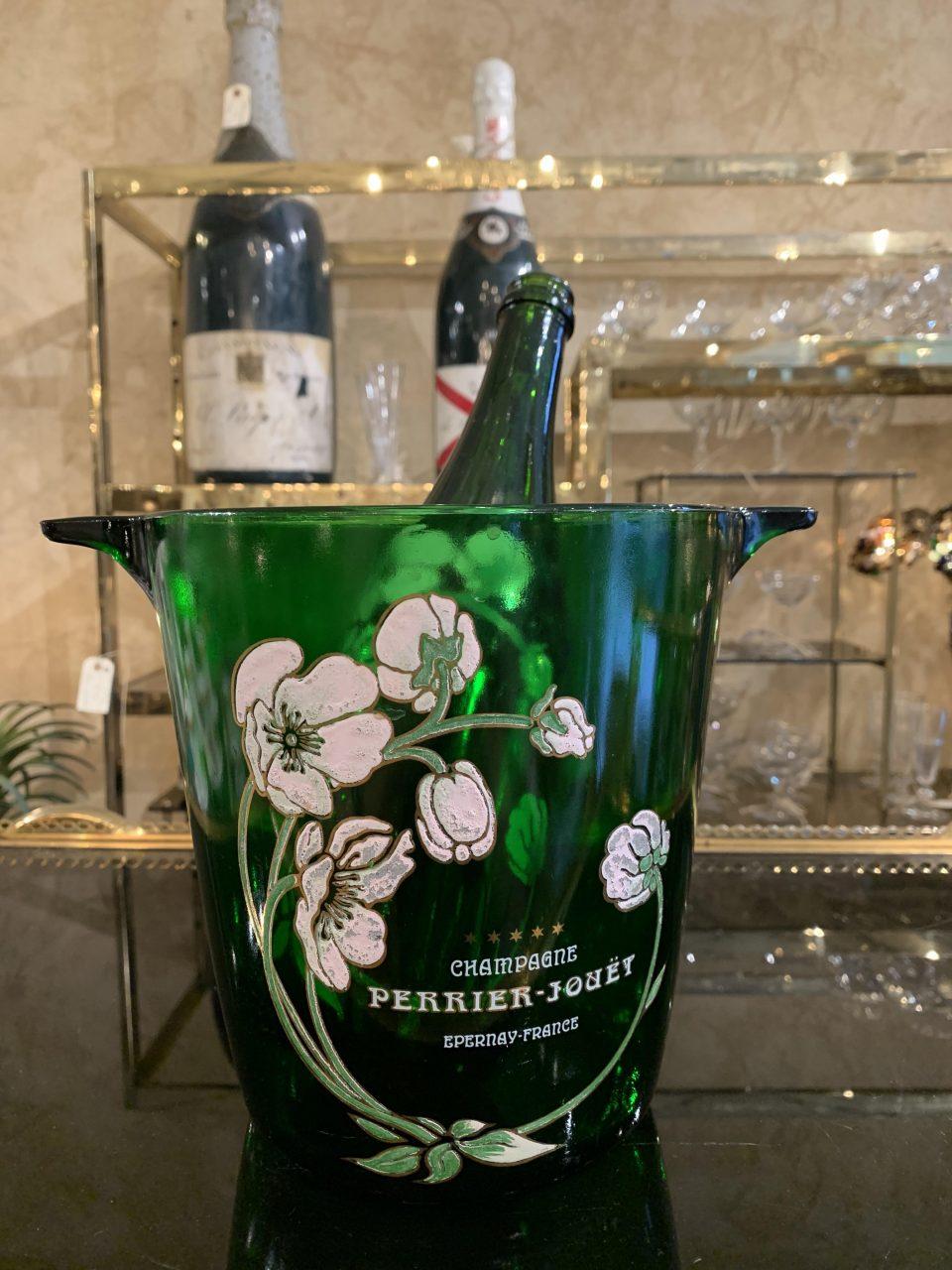 Wunderschöner französischer Vintage-Champagnerkühler aus Glas, vom legendären Champagnerhaus Perrier-Jouët. Dieses Champagnerhaus ist bekannt für seine schönen Champagnerkühler, Flaschen und Gläser mit dem charakteristischen Jugendstilmotiv mit