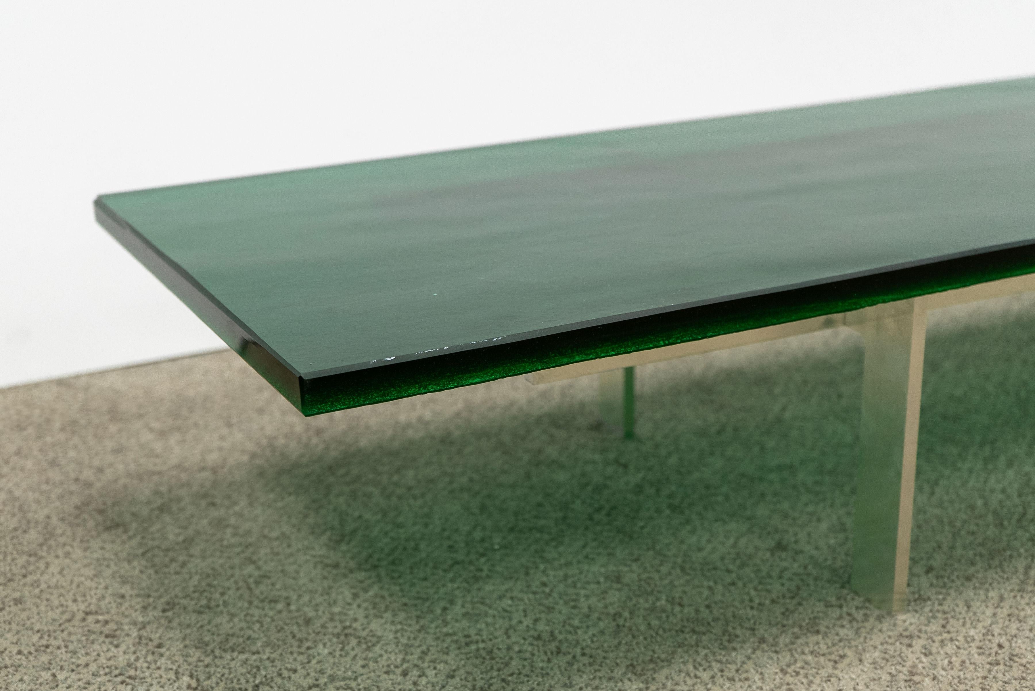 Moderne Table basse en verre vert avec base en acier en vente