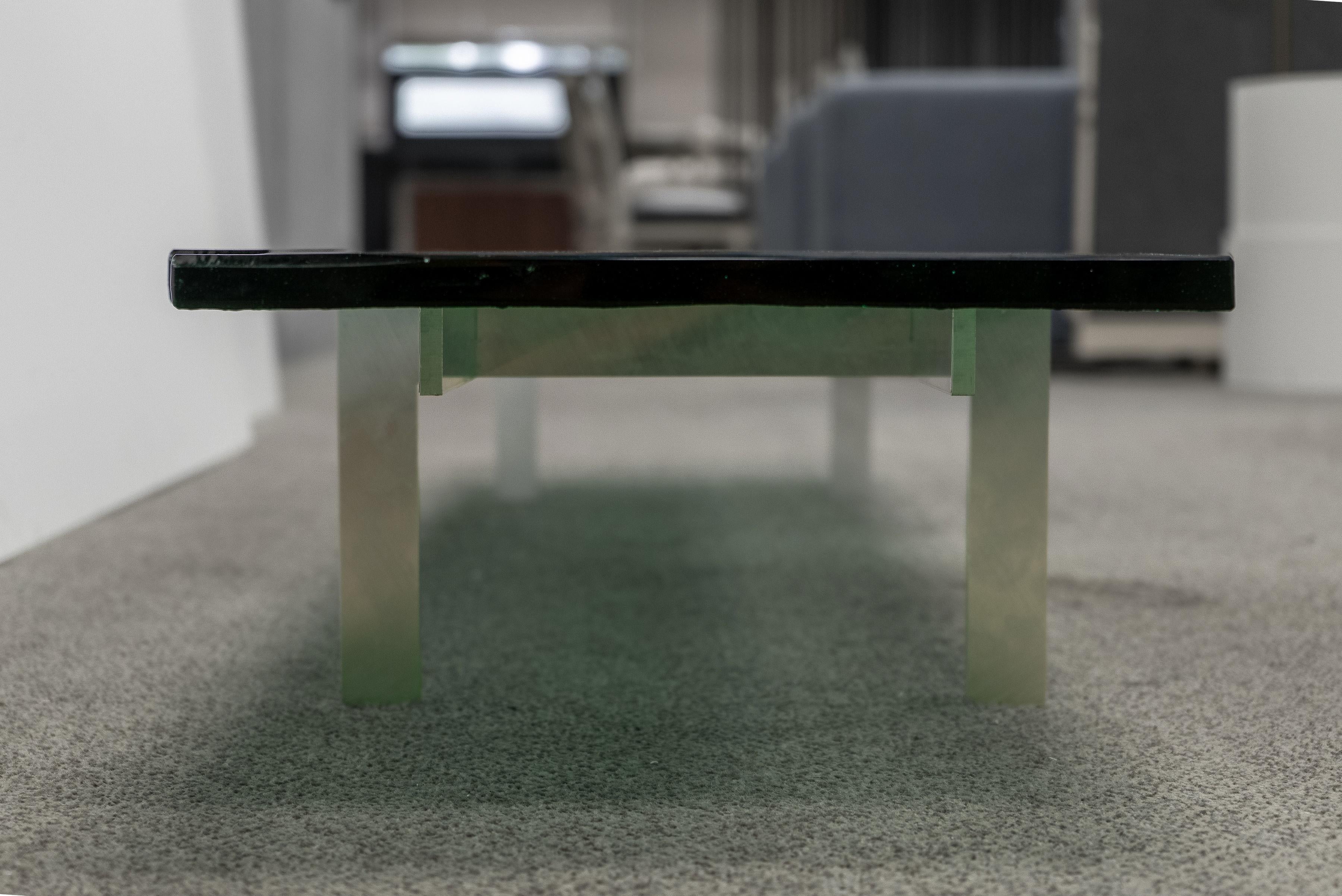 Table basse en verre vert avec base en acier Bon état - En vente à Chicago, US