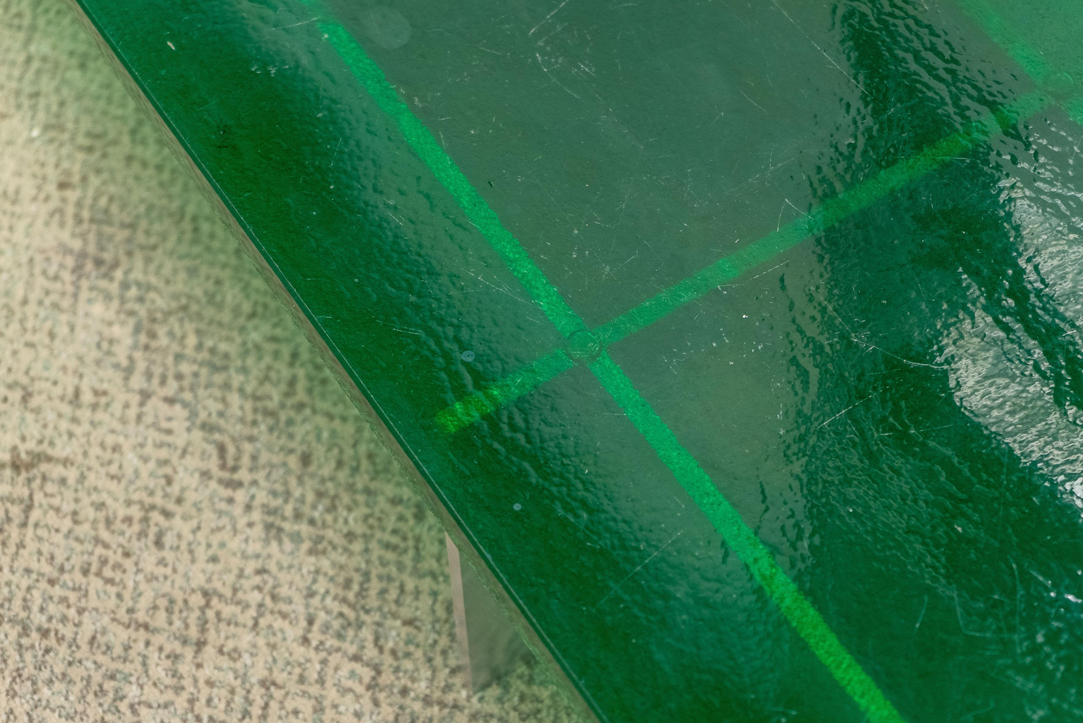 20ième siècle Table basse en verre vert avec base en acier en vente