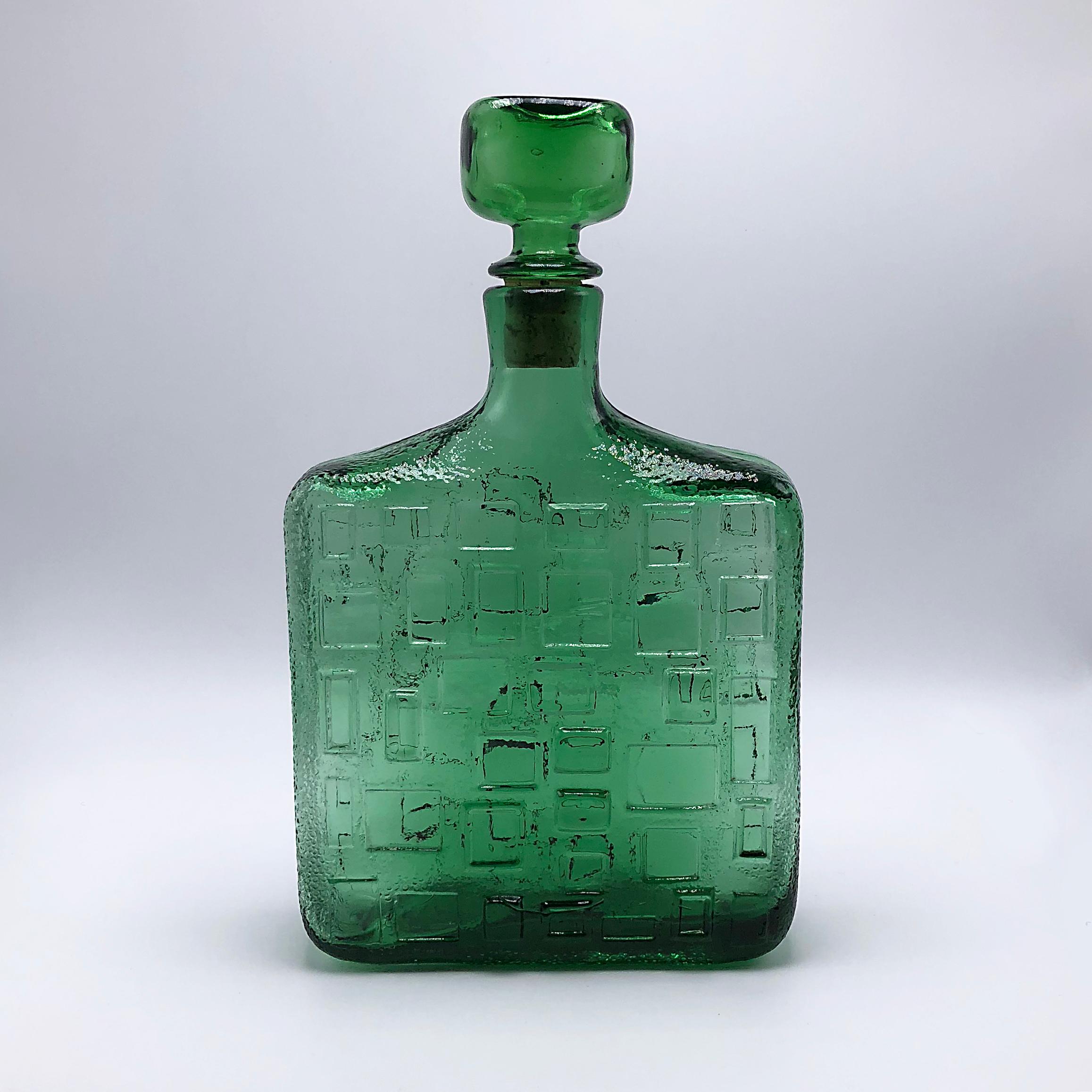 Carafe en verre vert avec bouchon, datant d'environ 1970 Excellent état à Dallas, TX