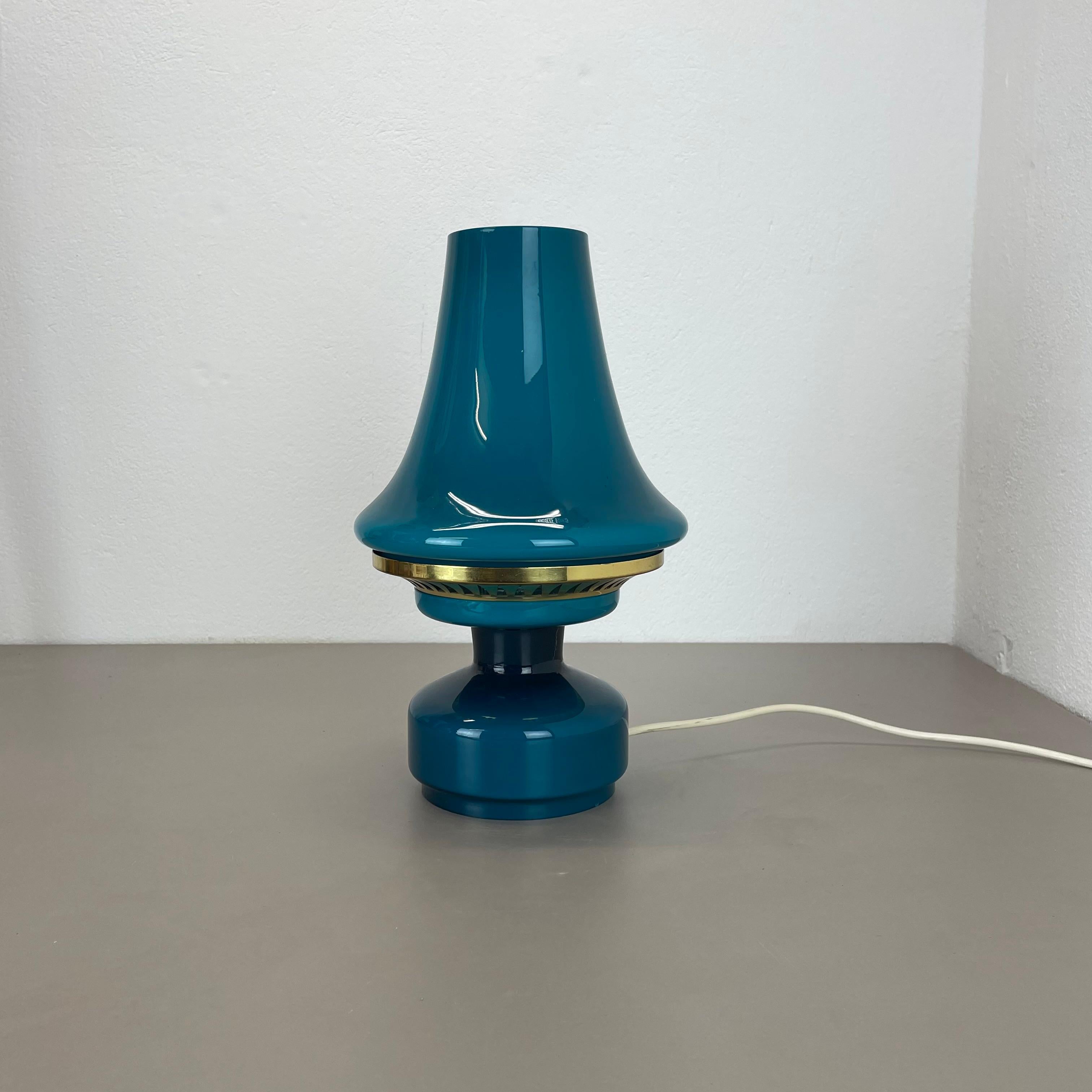 Lampe de table en verre de Hans-Agne Agnes.

Producteur Hans-Agne Agnes A.B. Markaryd, Suède,

1960s.

Cette lampe de table a été conçue par Hans-Agne Jakobsson dans les années 1960 et fabriquée par Hans-Agne Jakobsson AB à Markaryd, en Suède. Elle
