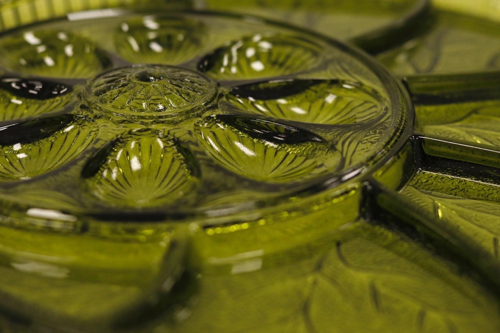 Servierschale für Teufels-Eier aus grünem Glas im Zustand „Gut“ im Angebot in Bradenton, FL