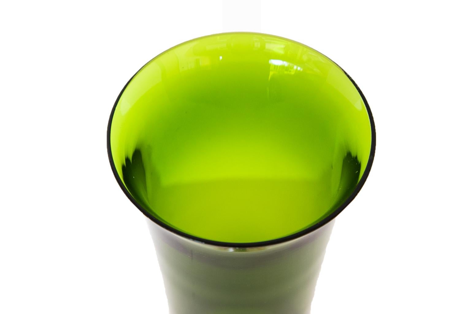 Vaso con piede in vetro verde, la base di questo vaso in vetro verde è in argento sterling. È firmato: Alvin maker.
  